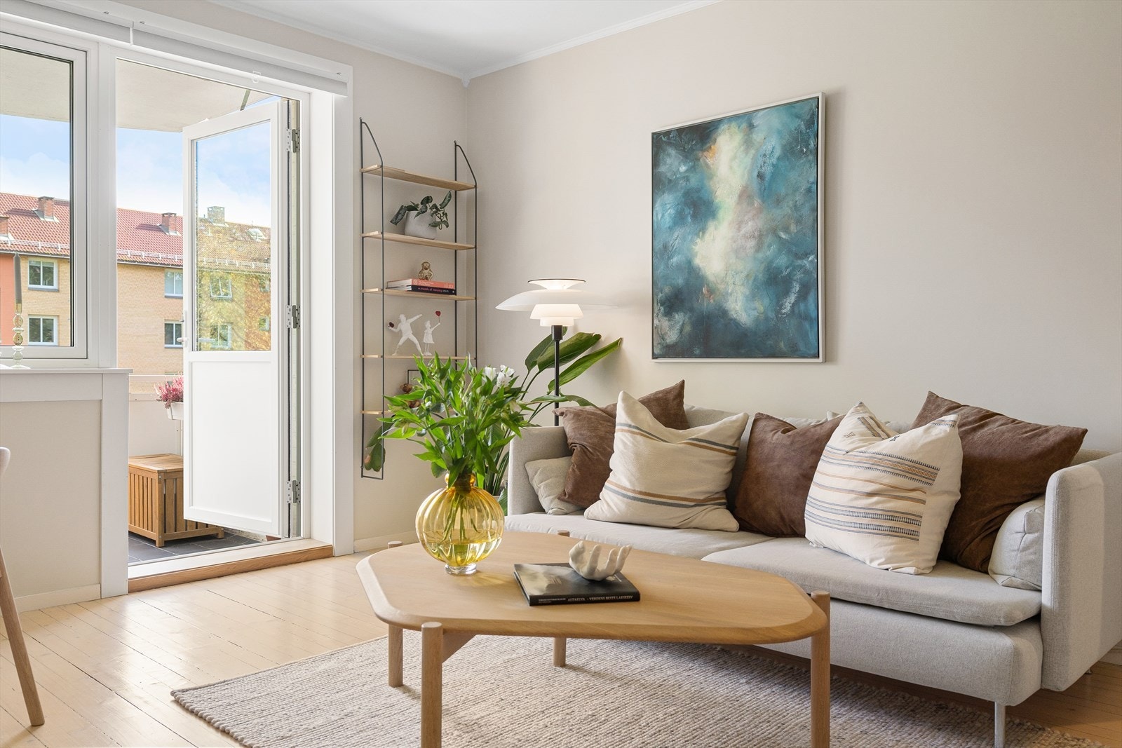 Den åpne planløsningen gir fleksible møbleringsmuligheter med plass til sofagruppe, TV-møbel og spisebord. Galleribilde
