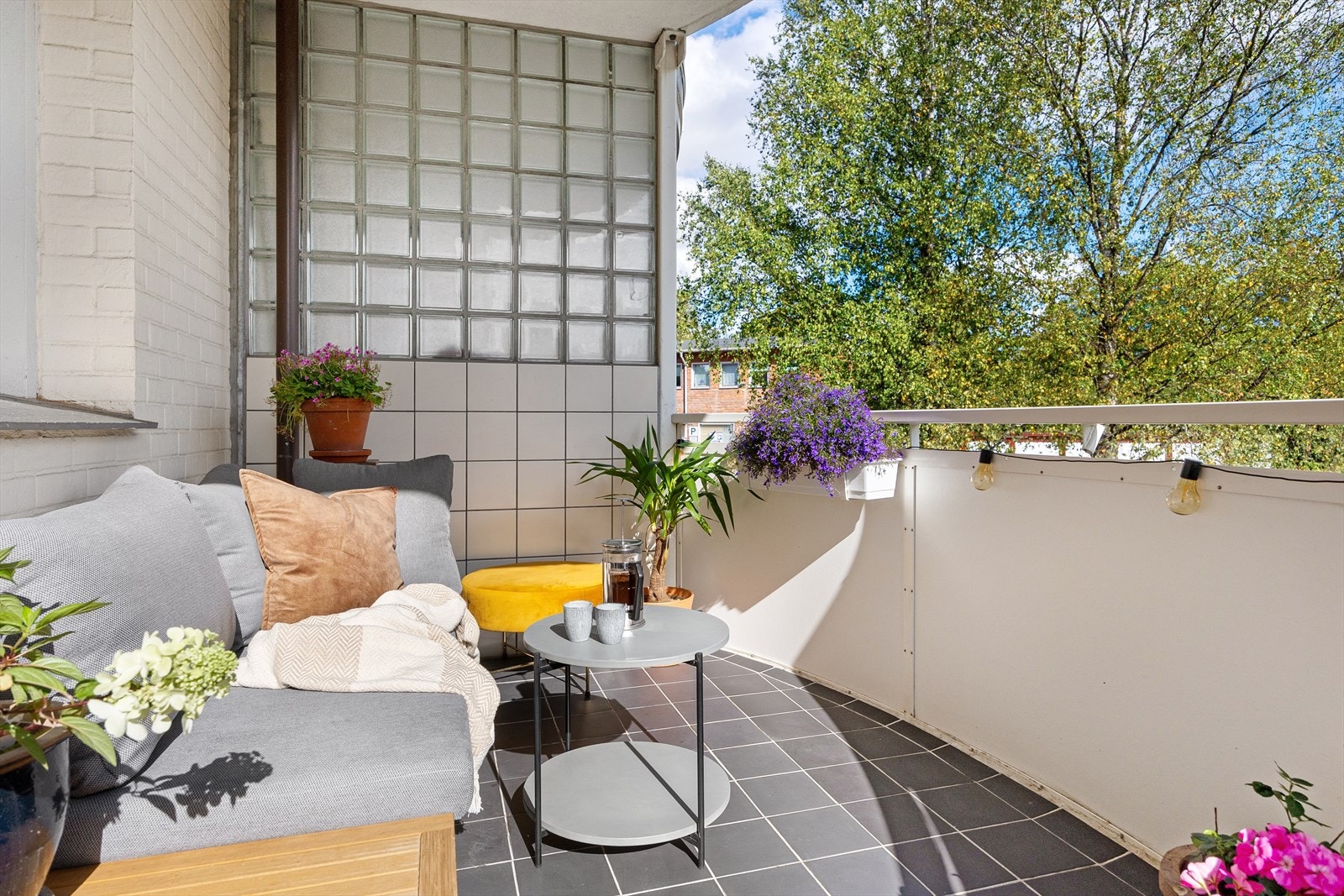 Her har du plass til å skape en koselig uteoase med utemøbler, planter og grill. Det er også mulig å bestille innglassing gjennom borettslaget mot et tillegg i prisen. Galleribilde