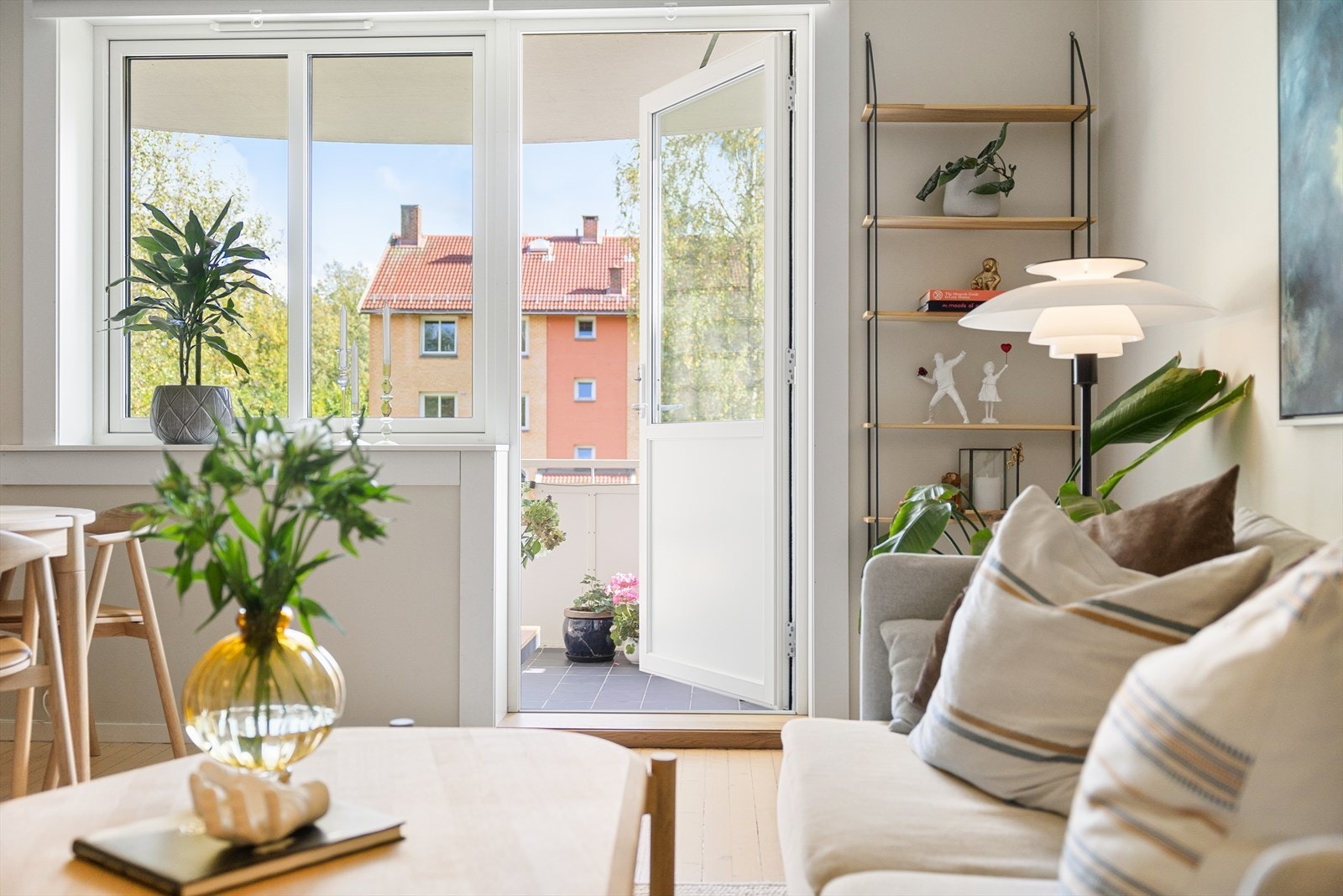 Vinduer og balkongdør ble skiftet i borettslagets regi i 2022. Galleribilde