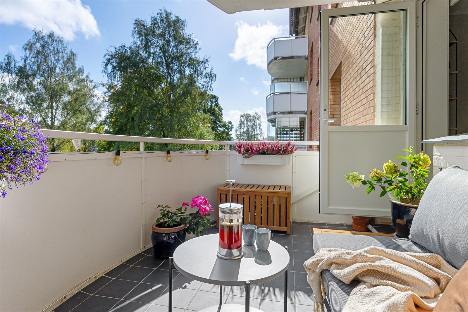 Leiligheten kan by på en sydøstvendt balkong på ca. 7 m², med gode solforhold og plass til å nyte dagen fra morgenstunden. Galleribilde
