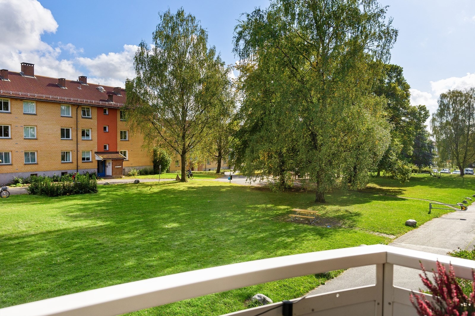Balkongen vender ut mot frodige, rolige fellesområder, som gir en fredelig og privat atmosfære. Galleribilde