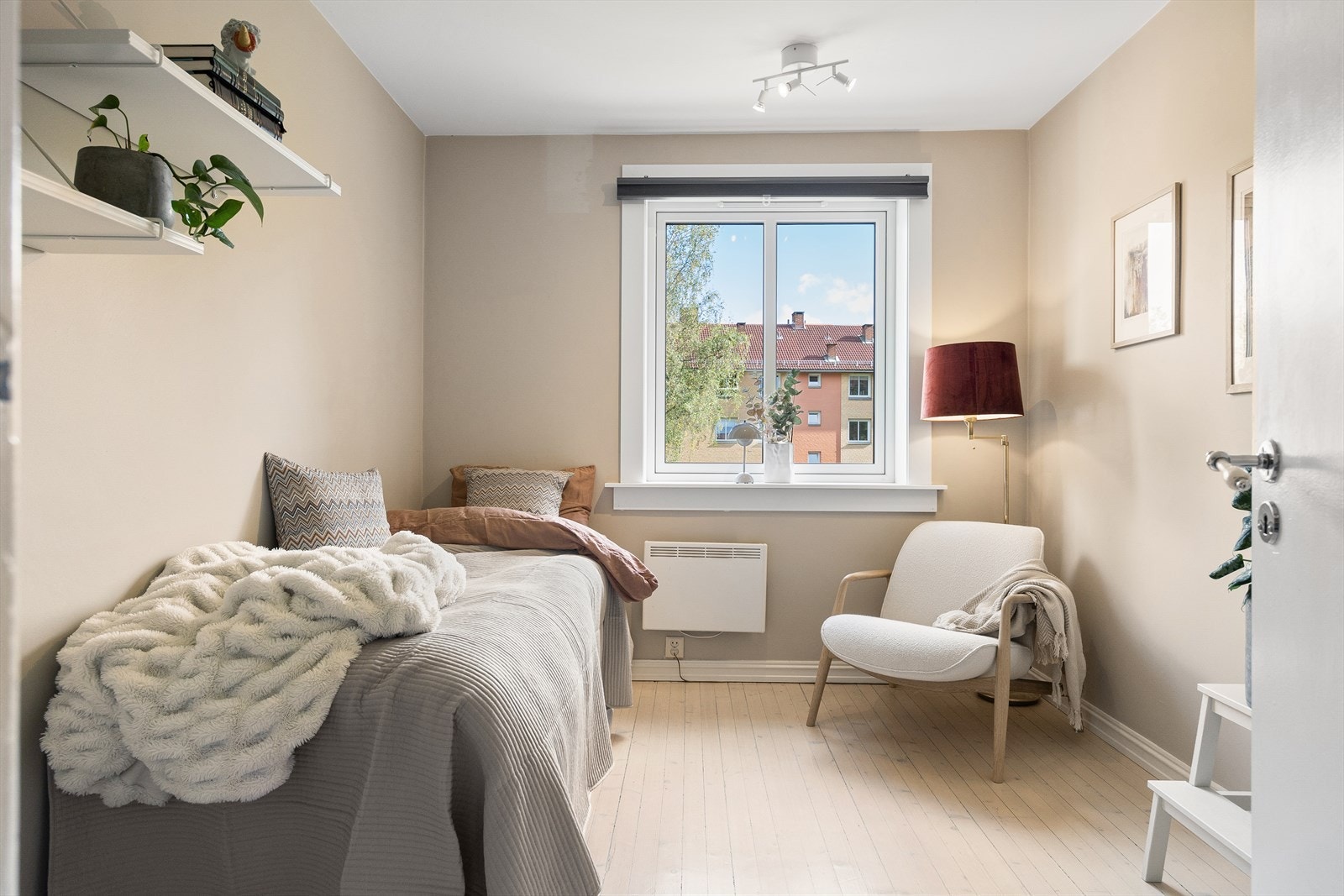 Soverom to er romslig, med plass til både seng og øvrig møblement. Galleribilde