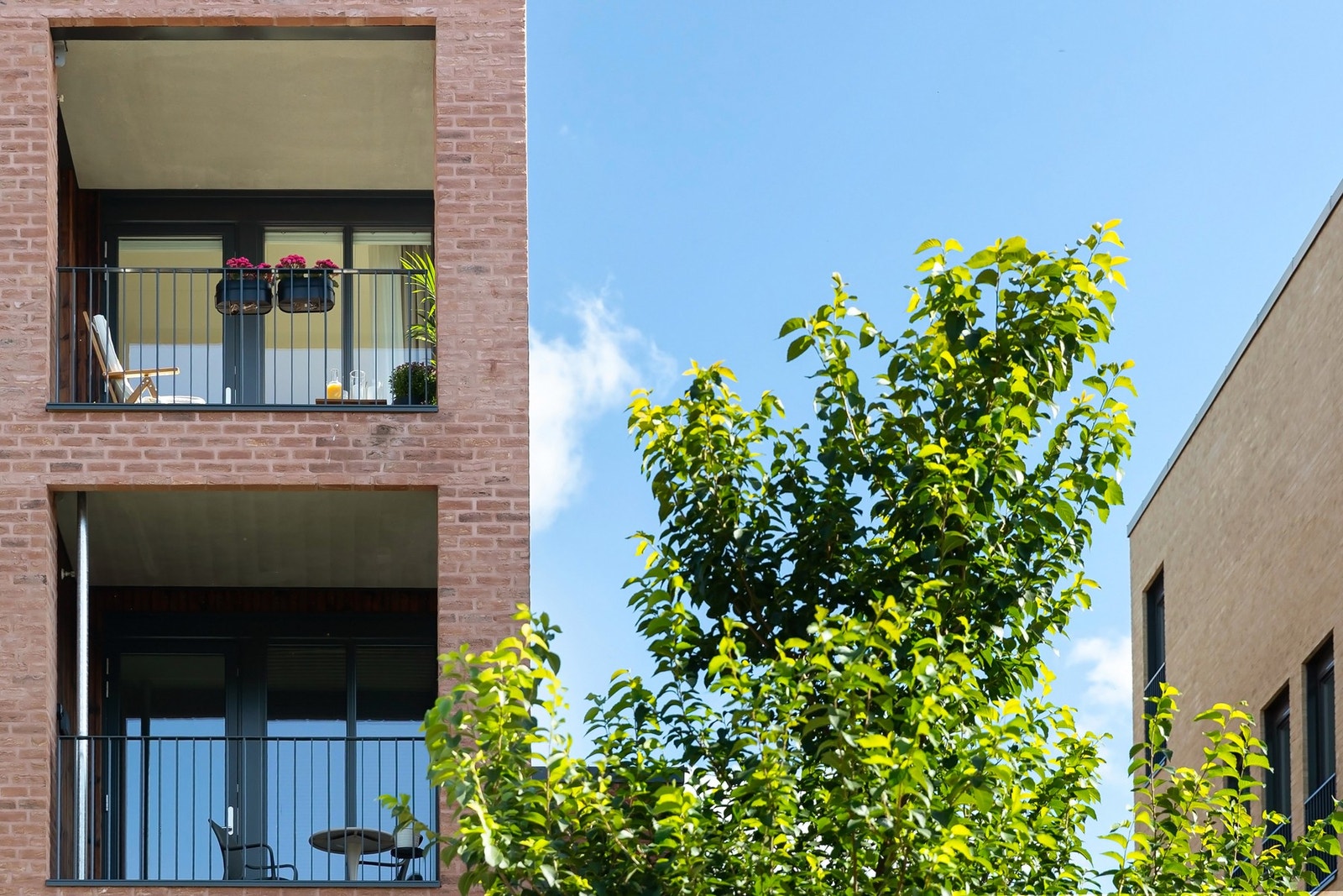 Dette er et flott og nytt bygg som skiller seg ut på Ensjø med sine gode materialvalg. Galleribilde