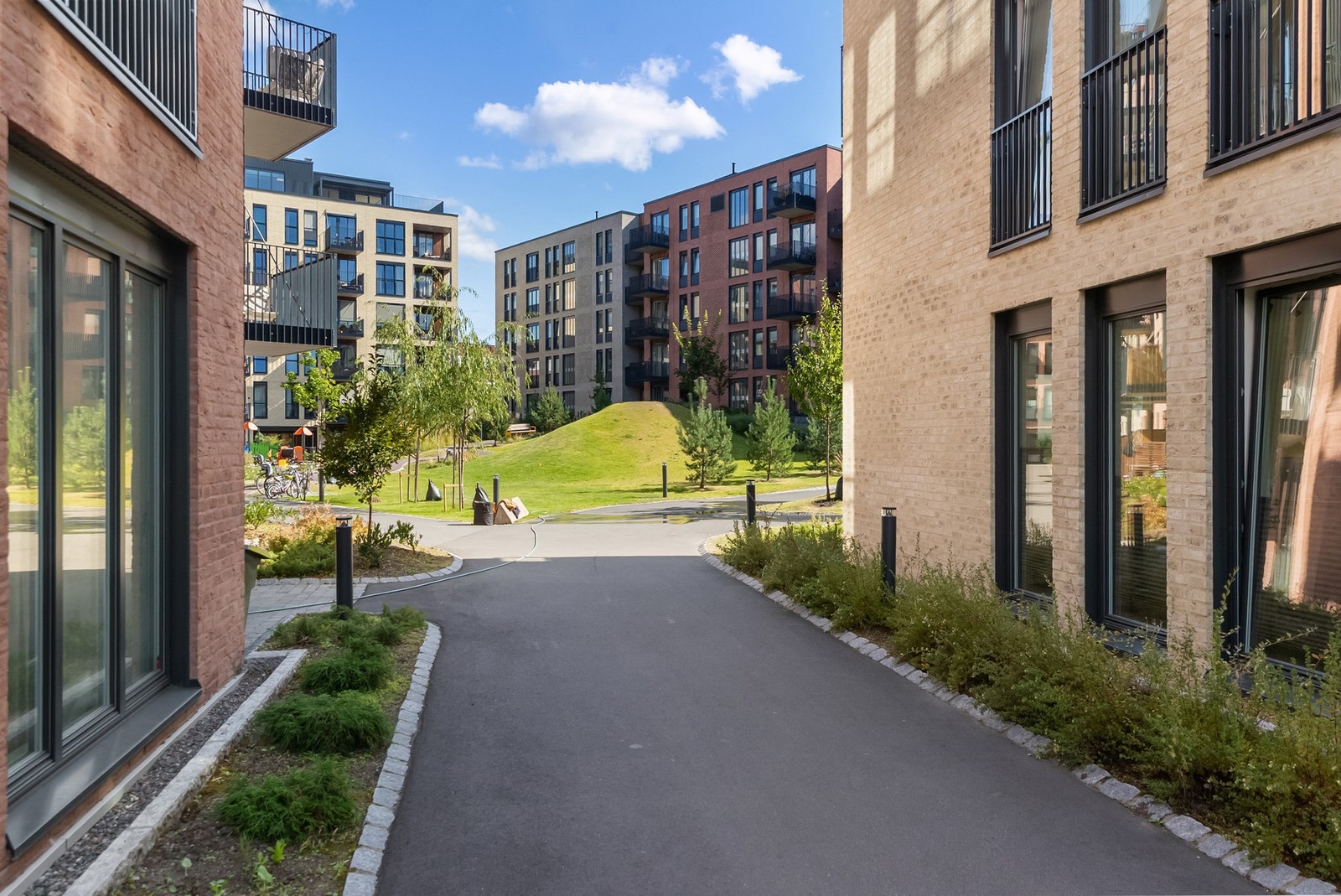 Asfalterte, steinbelagte og grusbelagte adkomstveier. Galleribilde