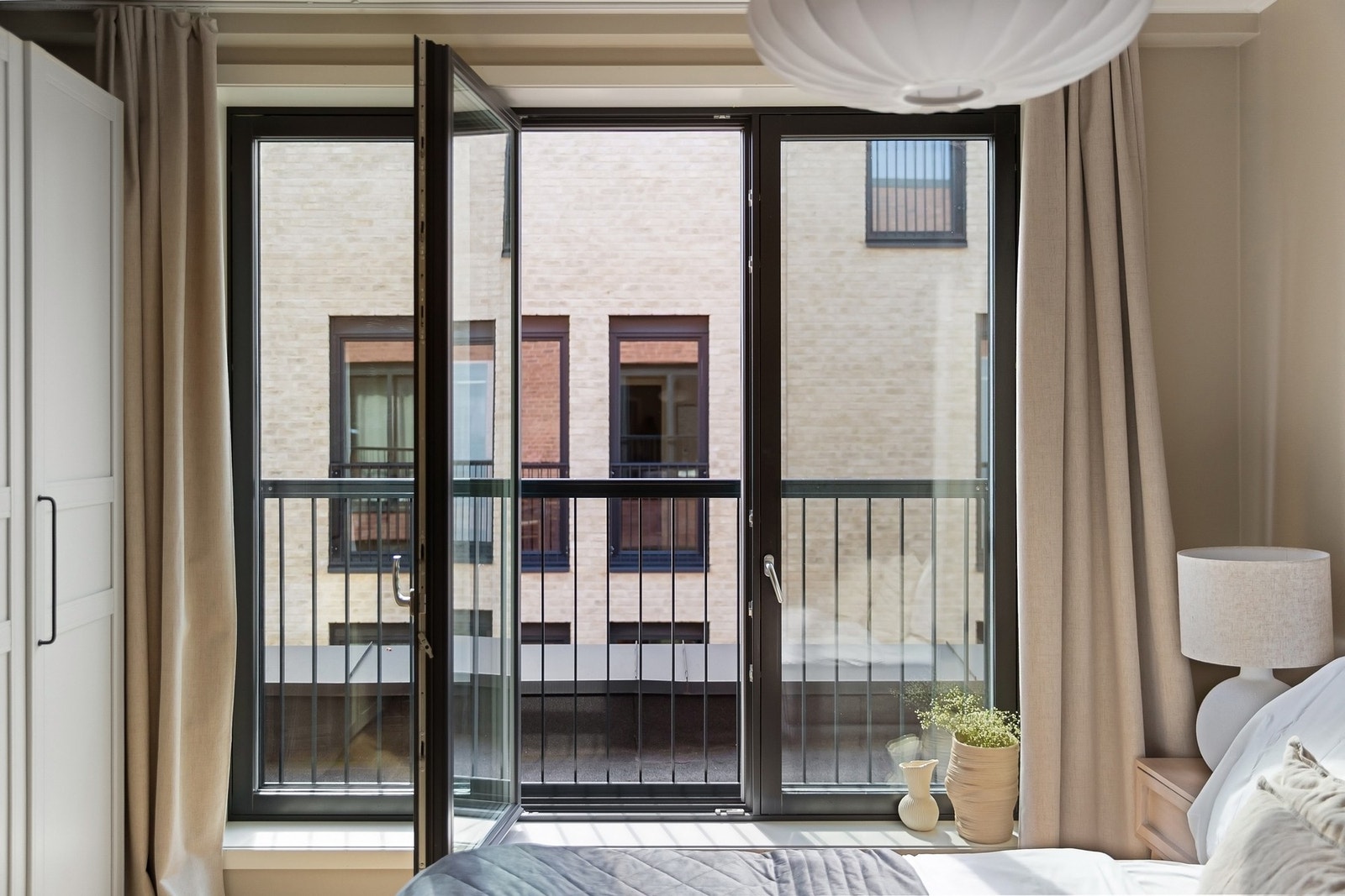 Store vindusflater og svært gode luftemuligheter. Galleribilde