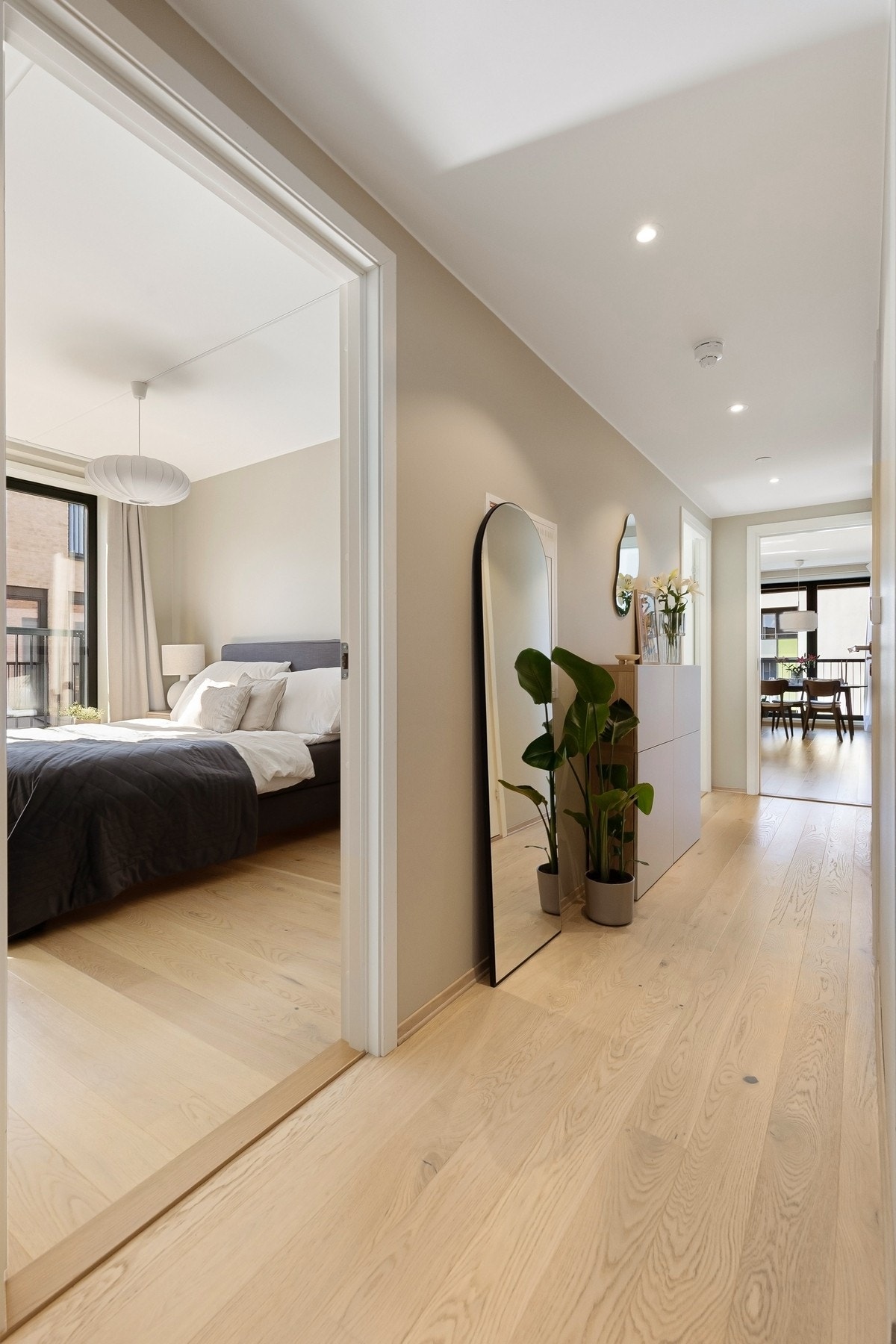 Boligen har en romslig gang med dimbare downligts i himlingen. Galleribilde