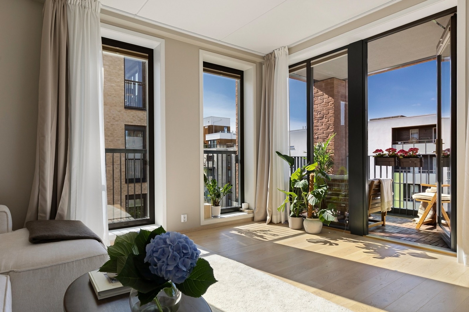 Her får du en lys og moderne 3- roms hjørneleilighet beliggende i byggets 4. etasje. Galleribilde