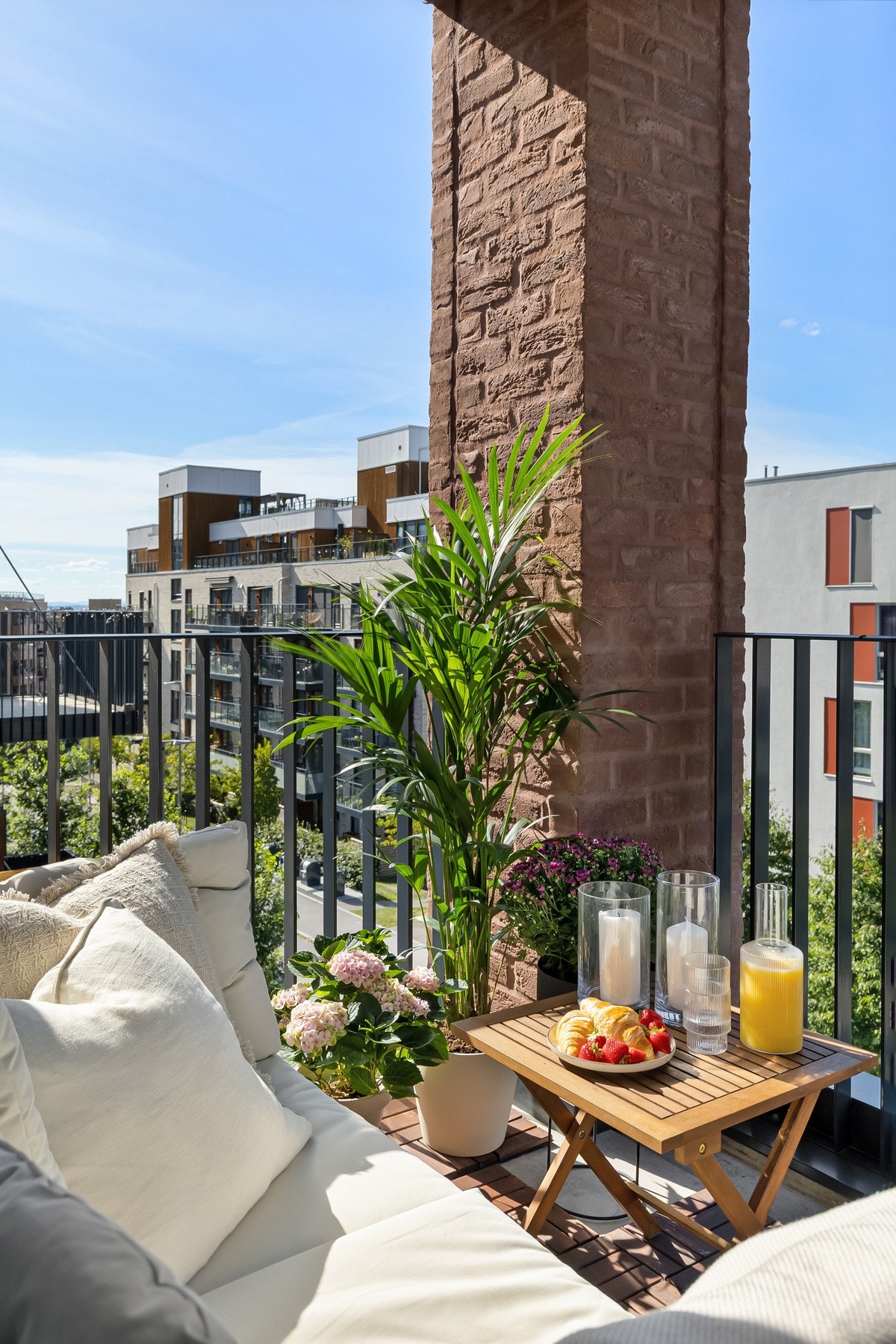 Balkongen vender mot rolig gate, og oppleves som en forlengelse av stuen på varme sommerdager. Galleribilde