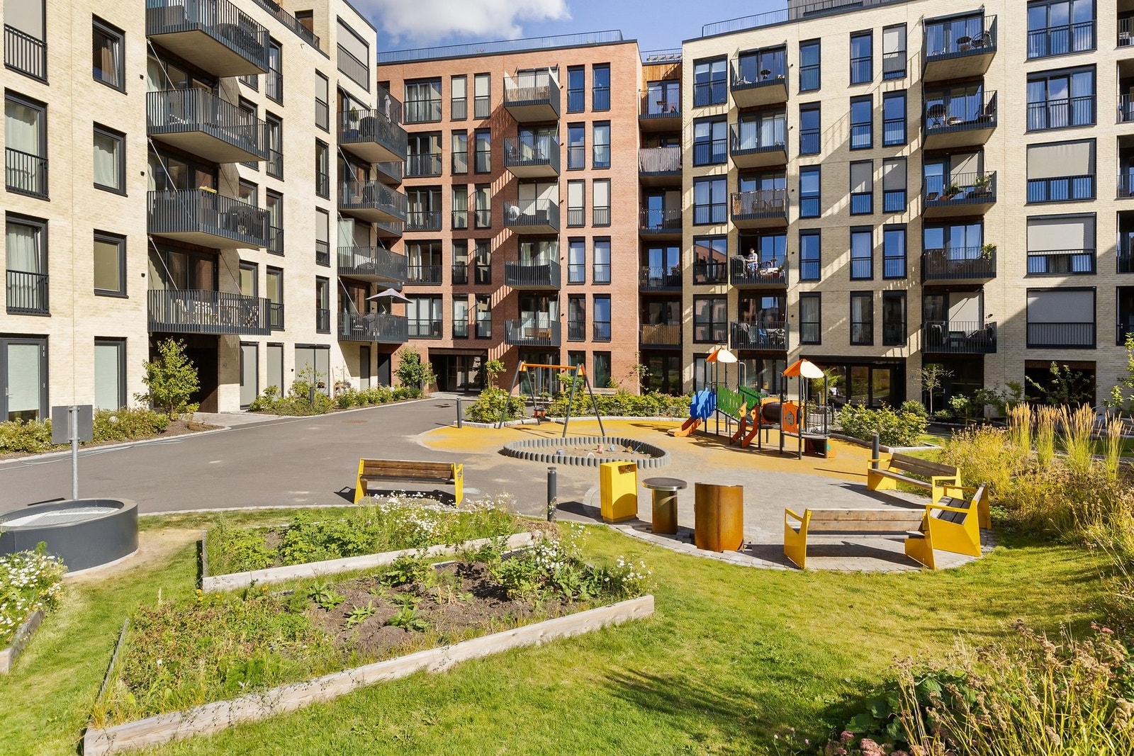 Svært godt opparbeidede fellesarealer. Det er innendørs sykkelbod/parkering - samt dedikerte områder utenfor der sykler kan parkeres og låses. Galleribilde