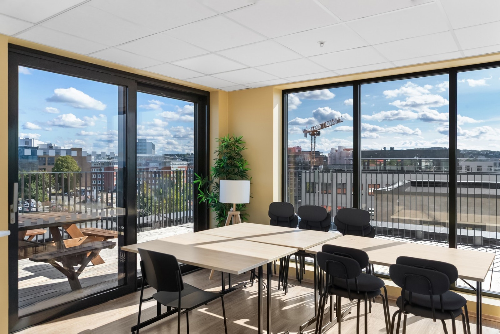 Fellestuen har avskjermet egen takterrasse. Galleribilde