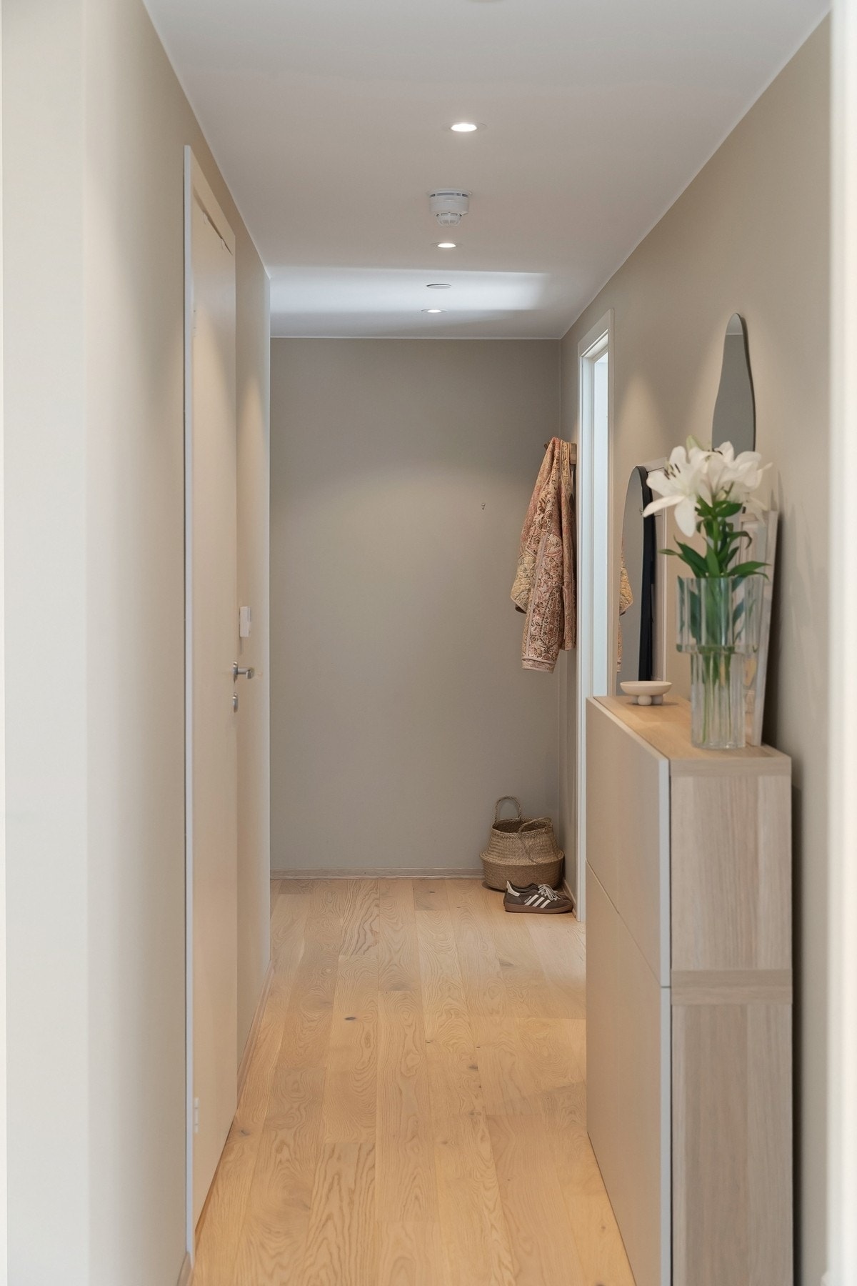 Boligen har en hyggelig entré med god plass til oppheng av yttertøy. Det er heis i bygget. Galleribilde