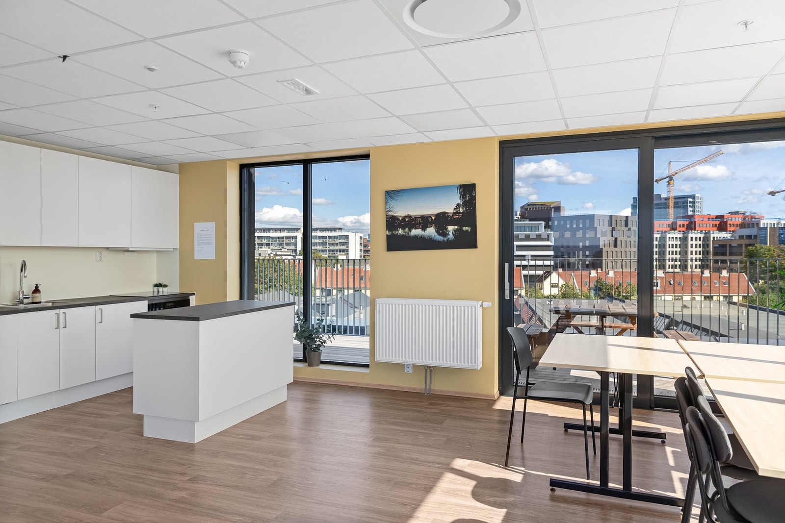 Sameiet har en stor fellesstue som er perfekt for større lag. Denne leies ut til beboere til 500,- kr i ukedagene og 1000,- kr i helgene. Galleribilde