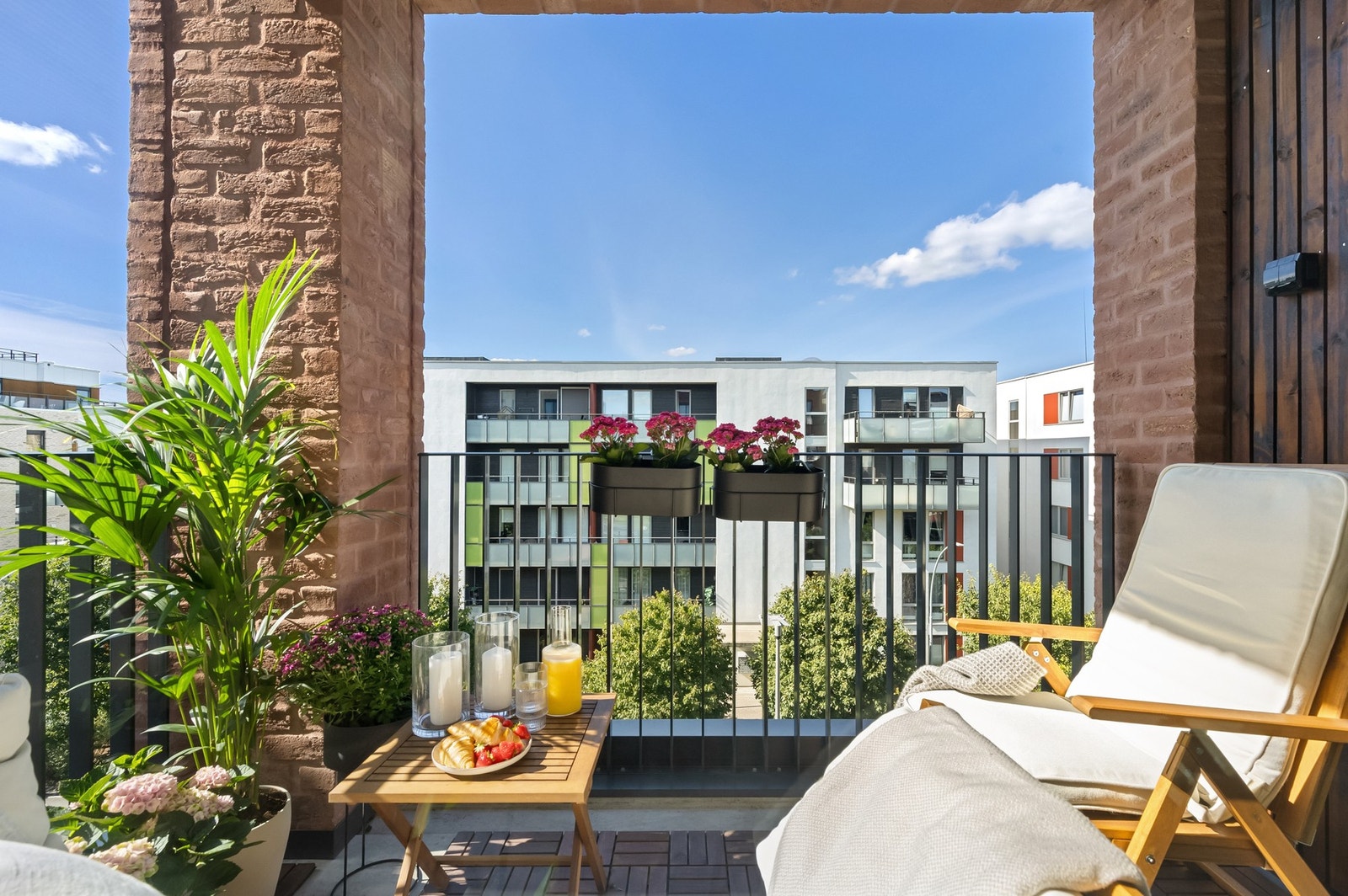 Balkongen er overbygget, noe som øker bruksverdien. Her får du sol fra ca kl. 13. Galleribilde