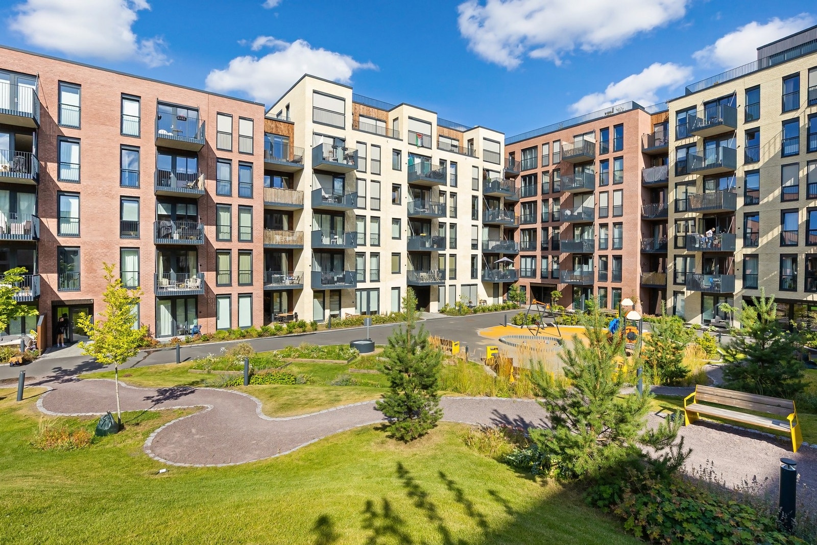 Sittegrupper, lekeapparater og diverse beplantning. Galleribilde