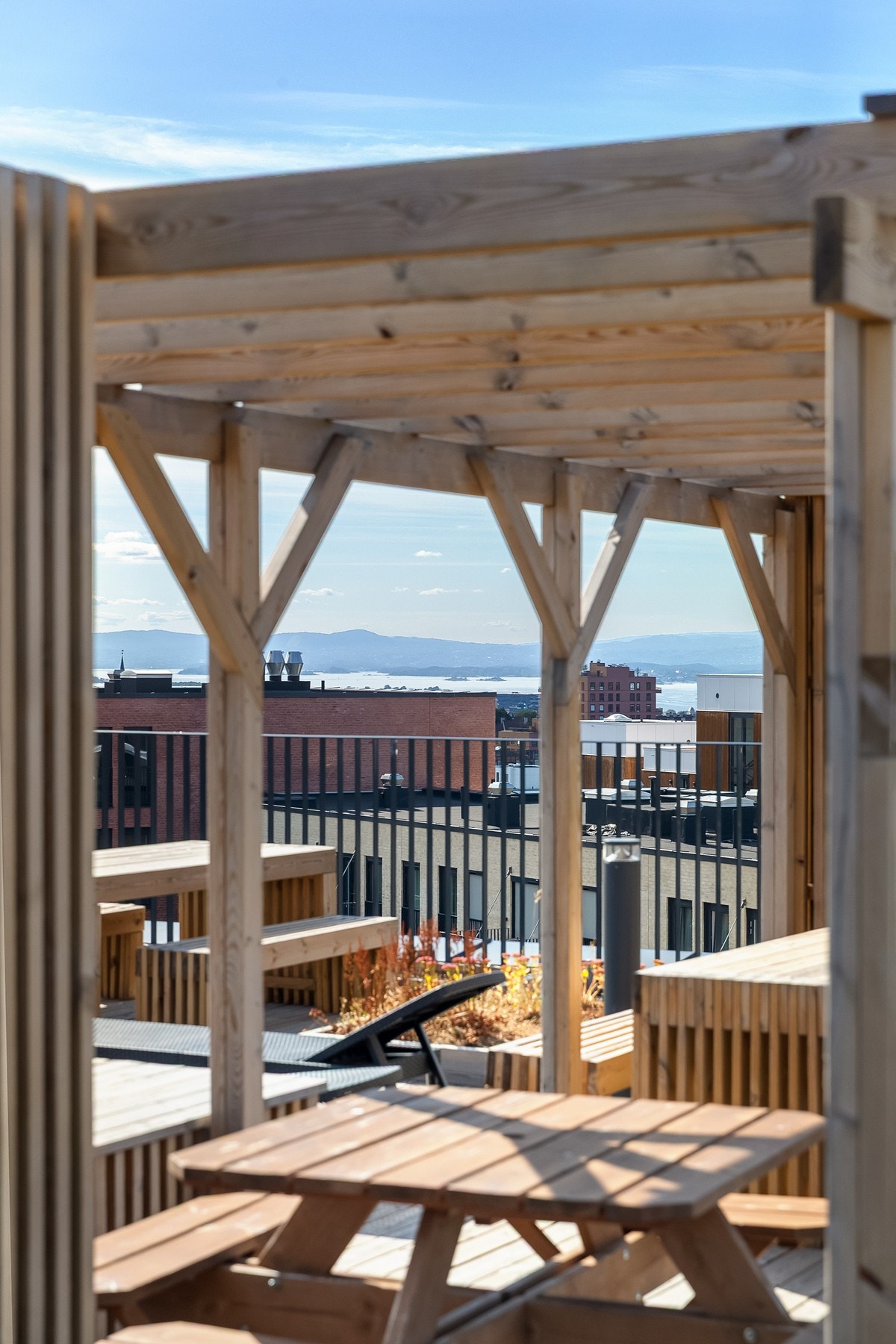 Fra takterrassen er det utsikt over Oslos tak og Oslofjorden. Galleribilde