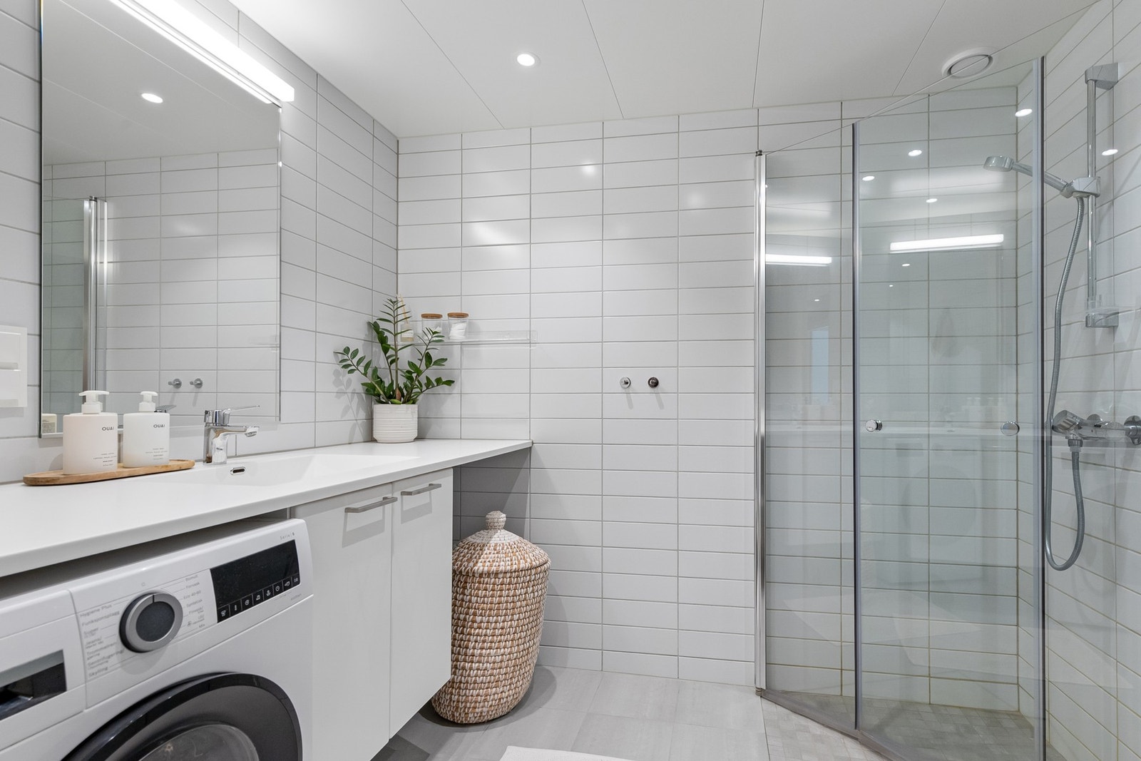 Pent flislagt bad med downlighets i himling. Galleribilde