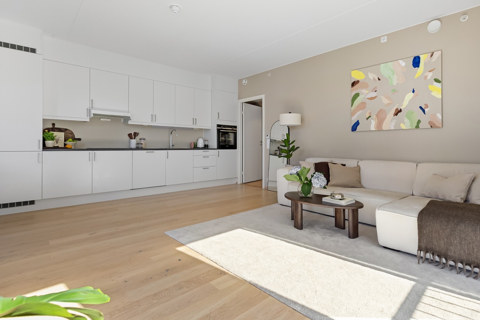 Integrert platetopp, stekeovn i arbeidsvennlig høyde, oppvaskmaskin og kjøl/frys. Galleribilde