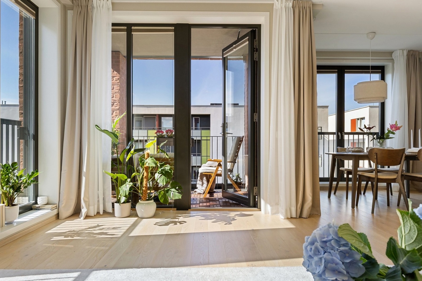 Videre får du fantastiske lysinnslipp fra to himmelretninger. Vinduene går fra gulv til tak. Galleribilde