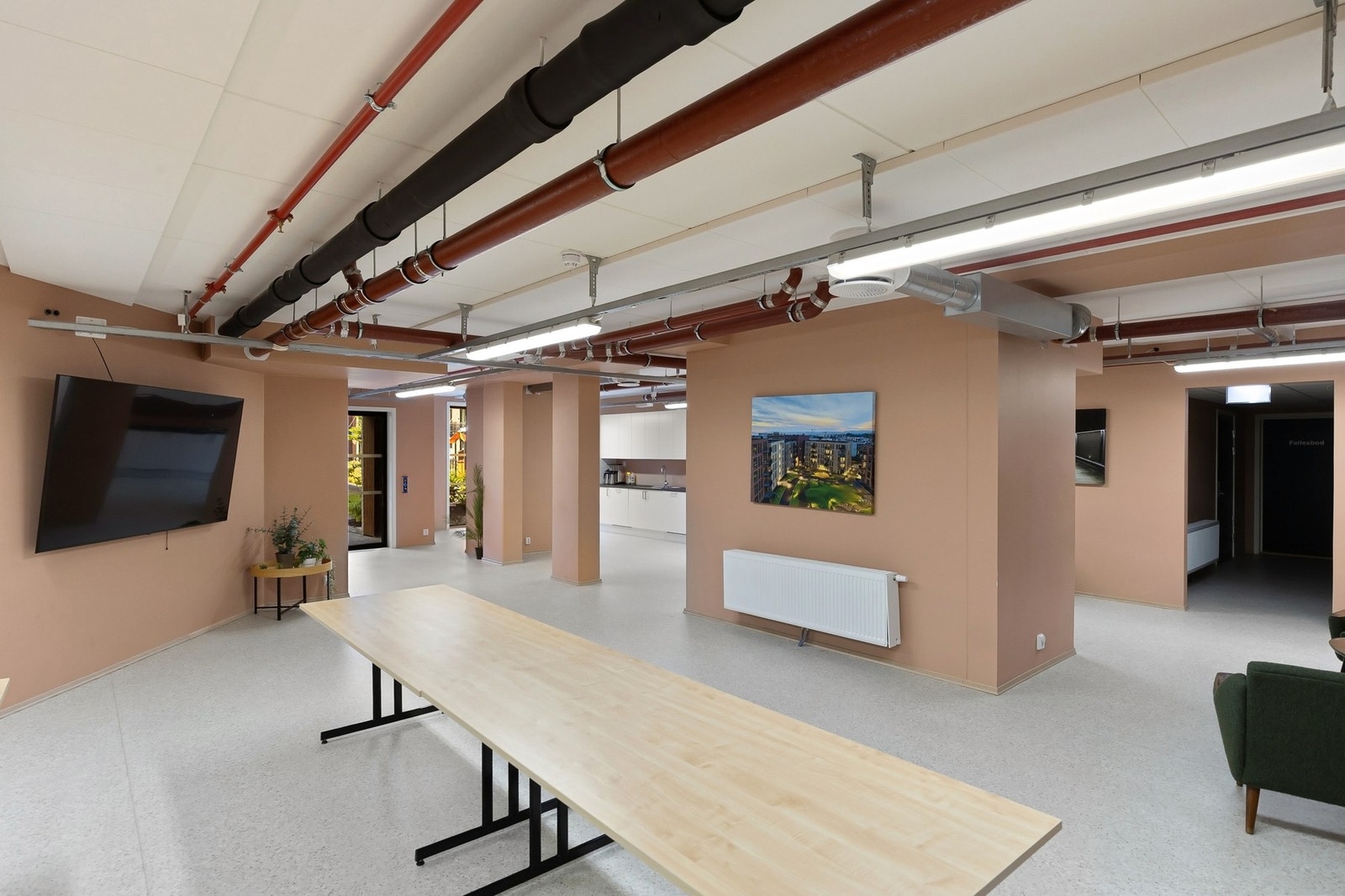 I 1. etasje er det stort aktivitetsrom med kjøkken som leies ut til beboere. De leies per nå ut for 500 kr i ukedagene og 1000 kr i helgene. Galleribilde