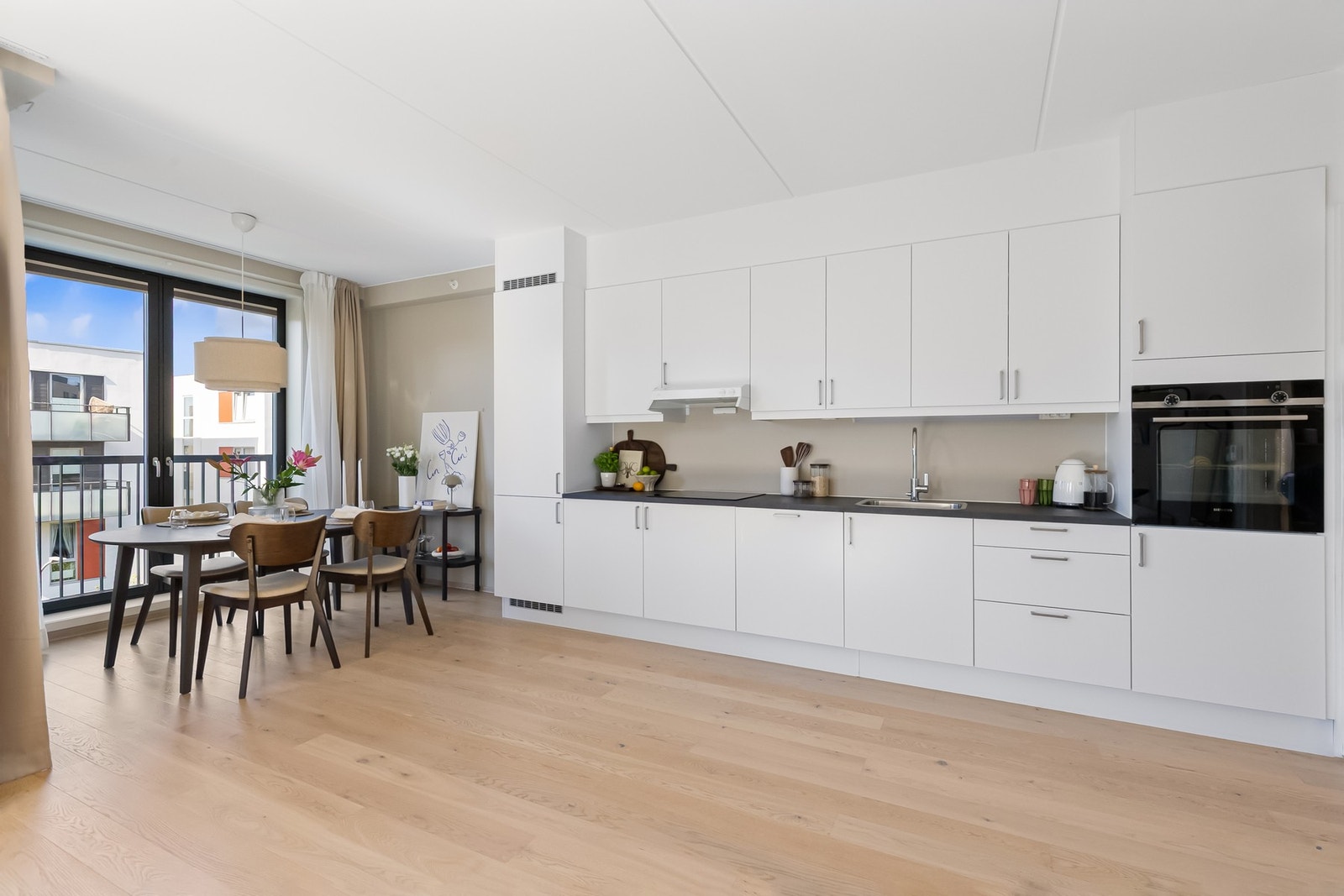 Lys og pen kjøkkeninnredning med svært gode oppbevaringsmuligheter. Galleribilde