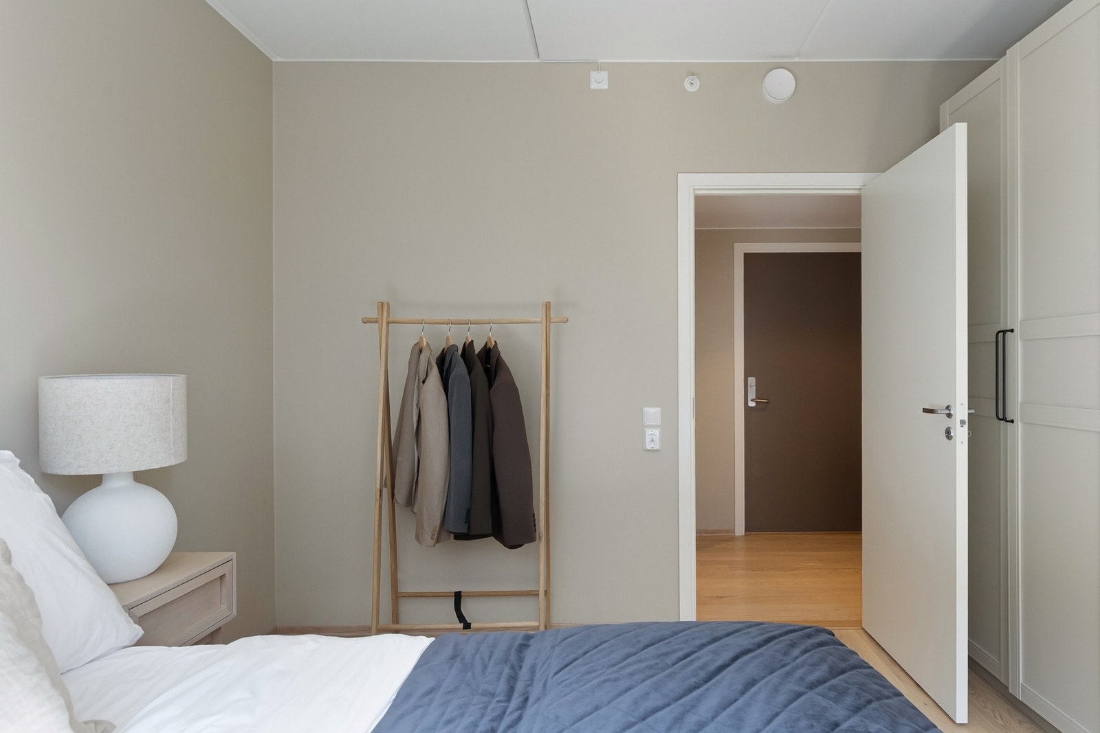 Plass til ytterligere oppbevaring eller f.eks. hjemmekontor om ønskelig. Galleribilde