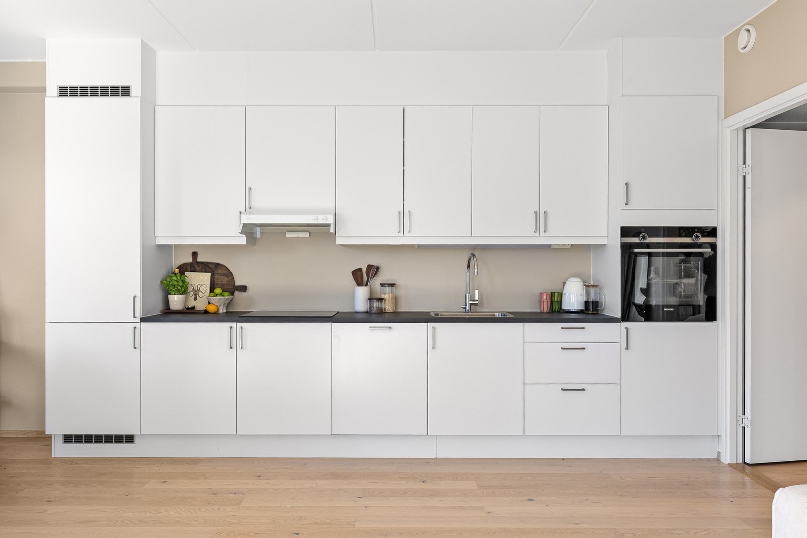 HTH kjøkkeninnredning med integrerte hvitevarer fra Siemens. Galleribilde