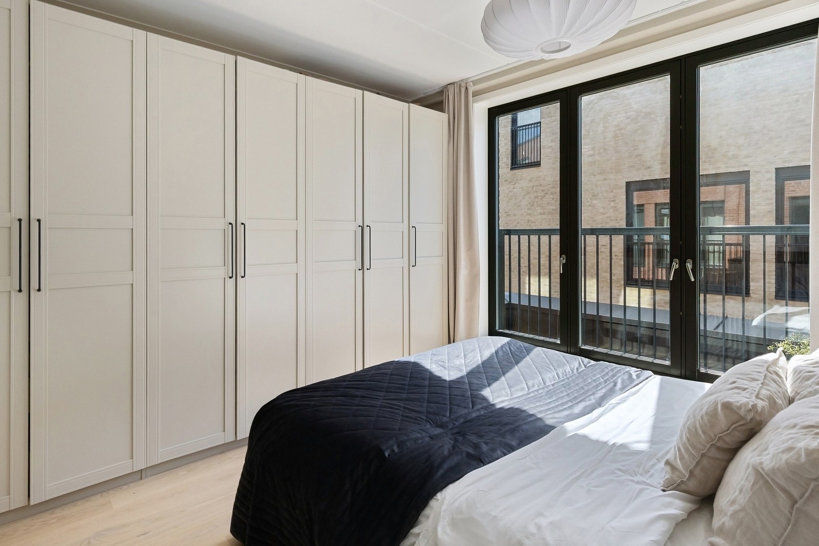 Flott garderobeskapsrekke med gode oppbevaringsmuligheter. Galleribilde