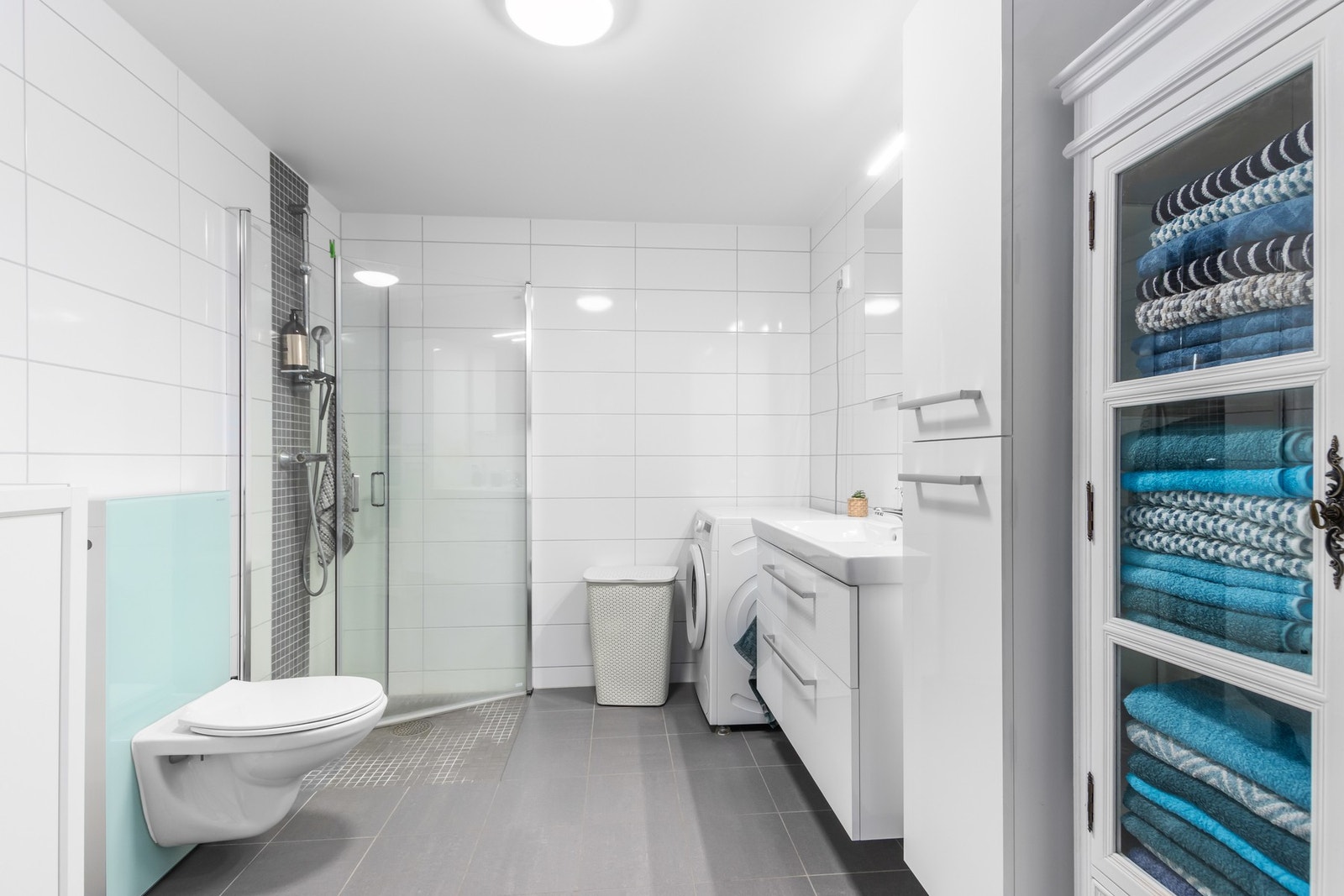 Bad med god oppbevaringsplass. Galleribilde