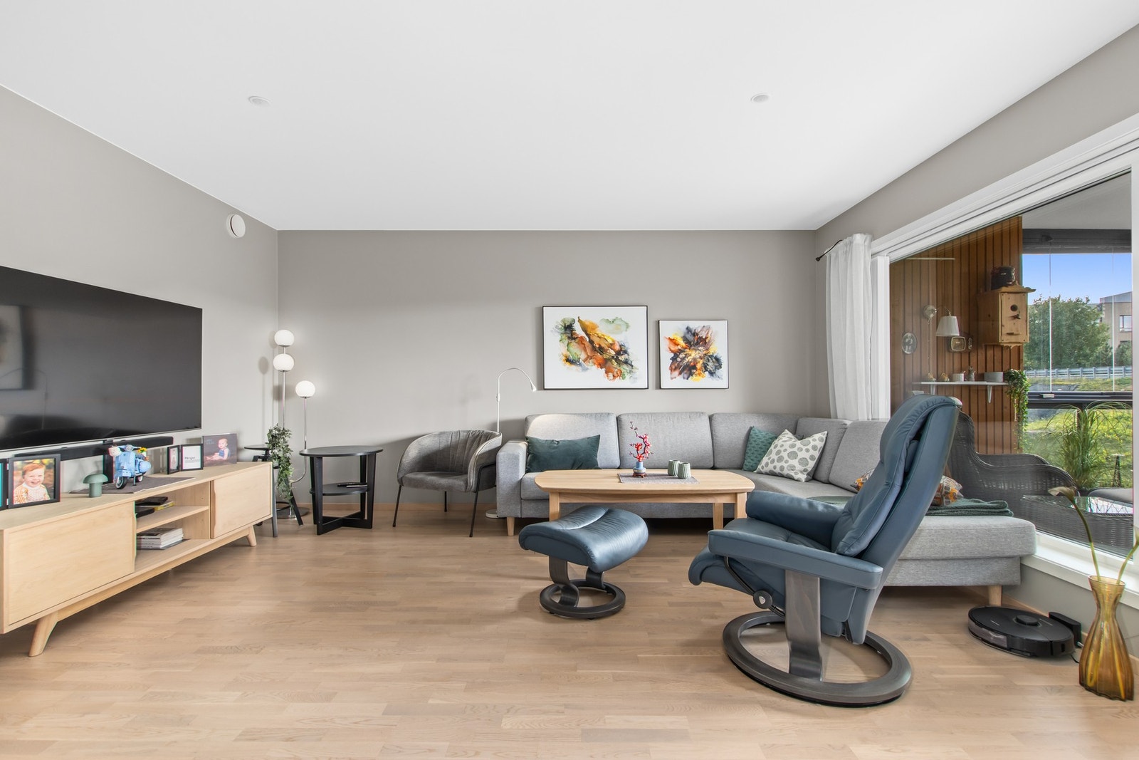 Romslig stue. Galleribilde