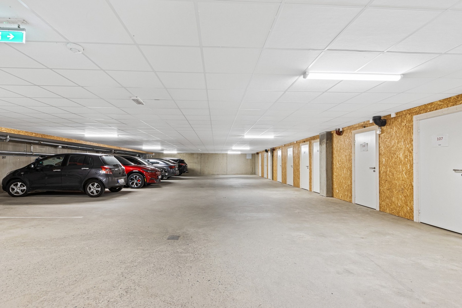 Garasje med egen bod. Galleribilde