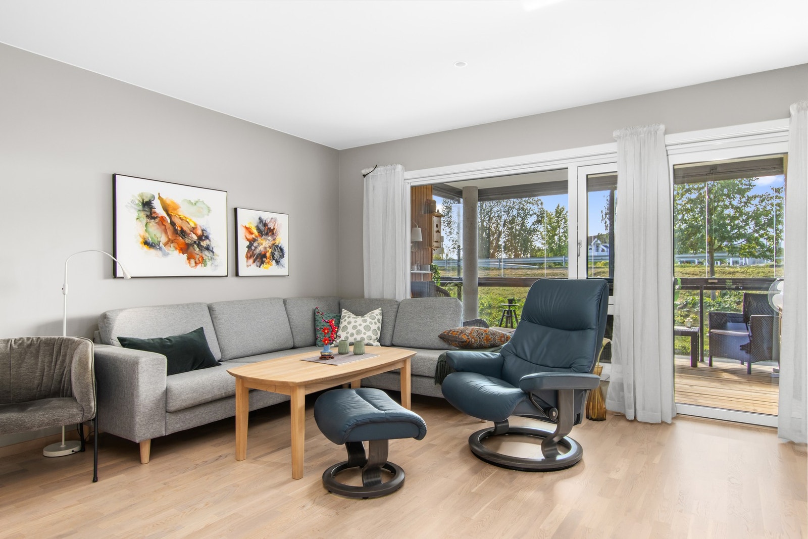 Stue med utgang til innglasset balkong. Galleribilde