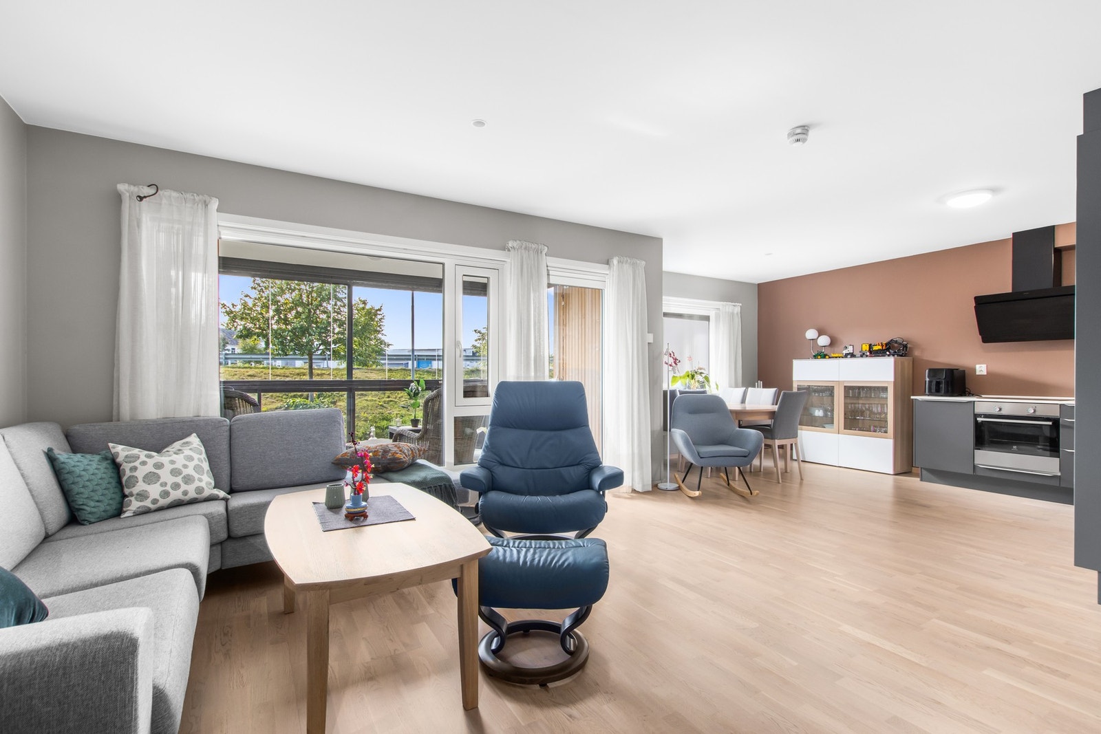 Romslig stue - Leiligheten har vannbåren varme i gulv. Galleribilde