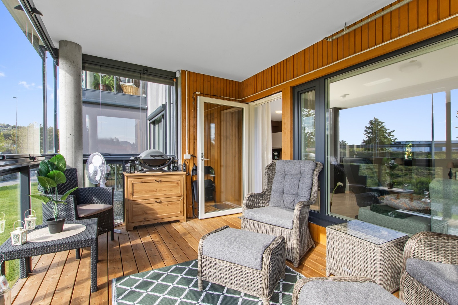 Praktisk beliggenhet med kort veg til servicefunksjoner i sentrum - kveldssol på denne siden. Galleribilde