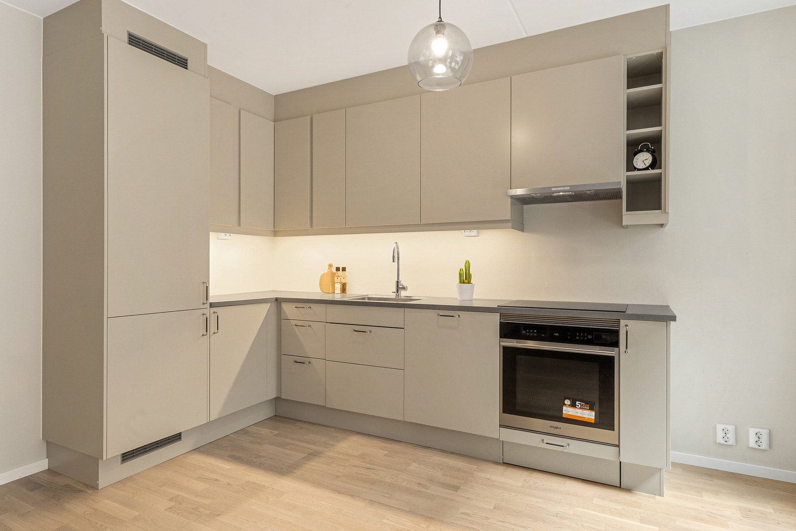 Moderne kjøkken med glatte fronter og laminert benkeplate Galleribilde