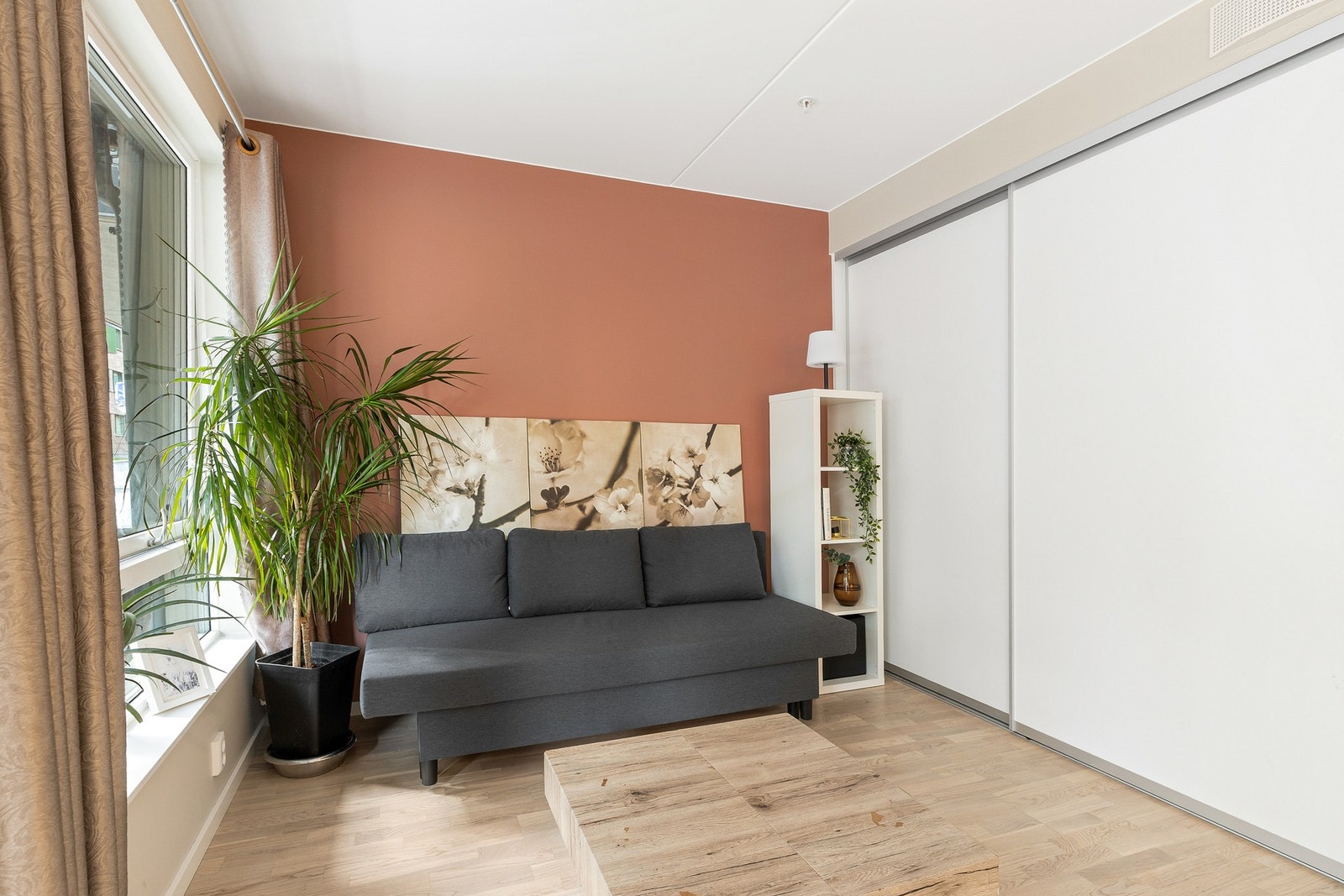 Lys og romslig stue med store vindusflater Galleribilde