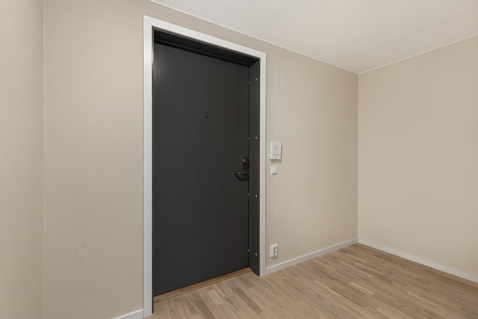 Velkommen inn - lys og praktisk gang Galleribilde