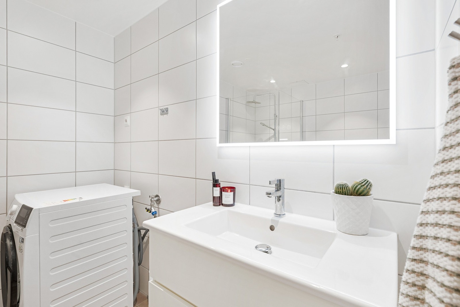 Opplegg for vaskemaskin og stilren innredning Galleribilde