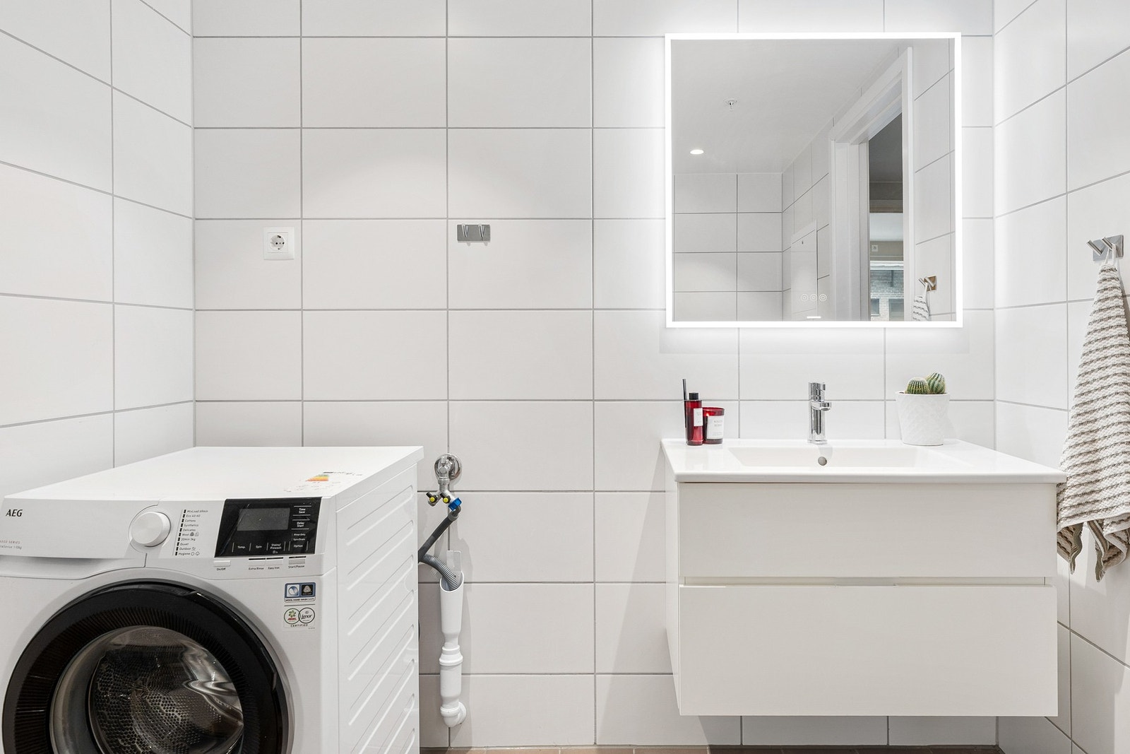 Flislagt bad fra 2022 med vannbåren varme Galleribilde