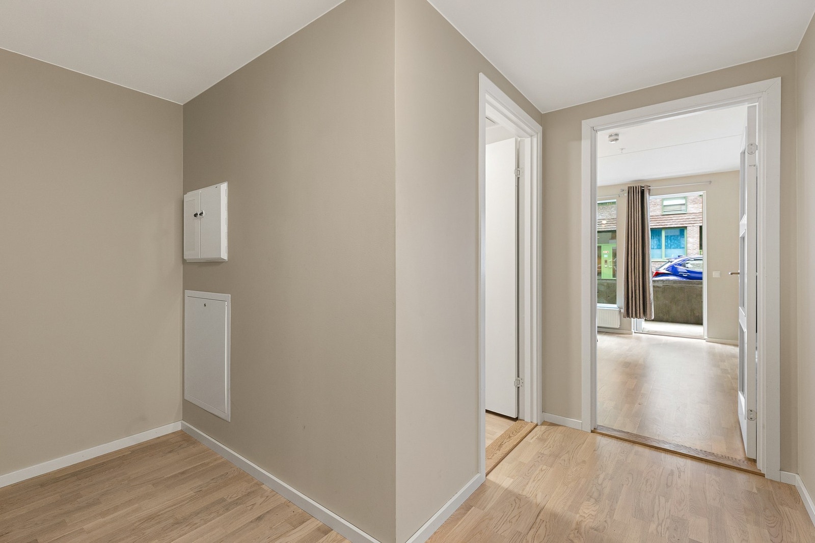 Innbydende entré med plass til sko og yttertøy Galleribilde