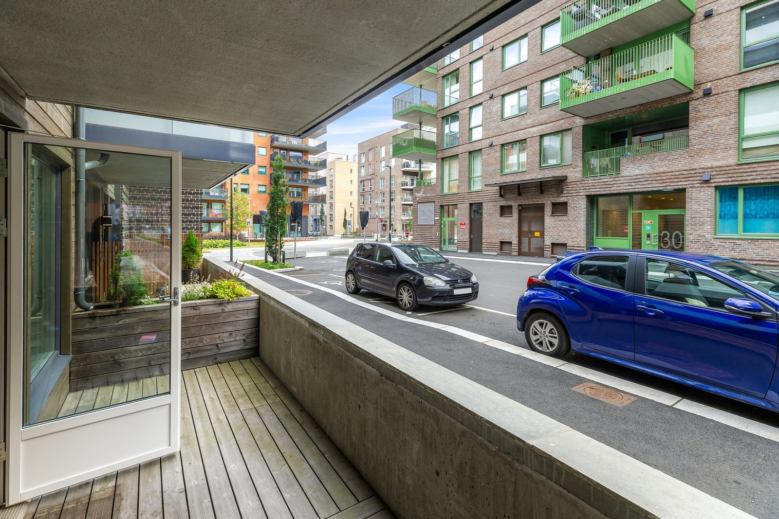 Sydvendt balkong med gode solforhold Galleribilde