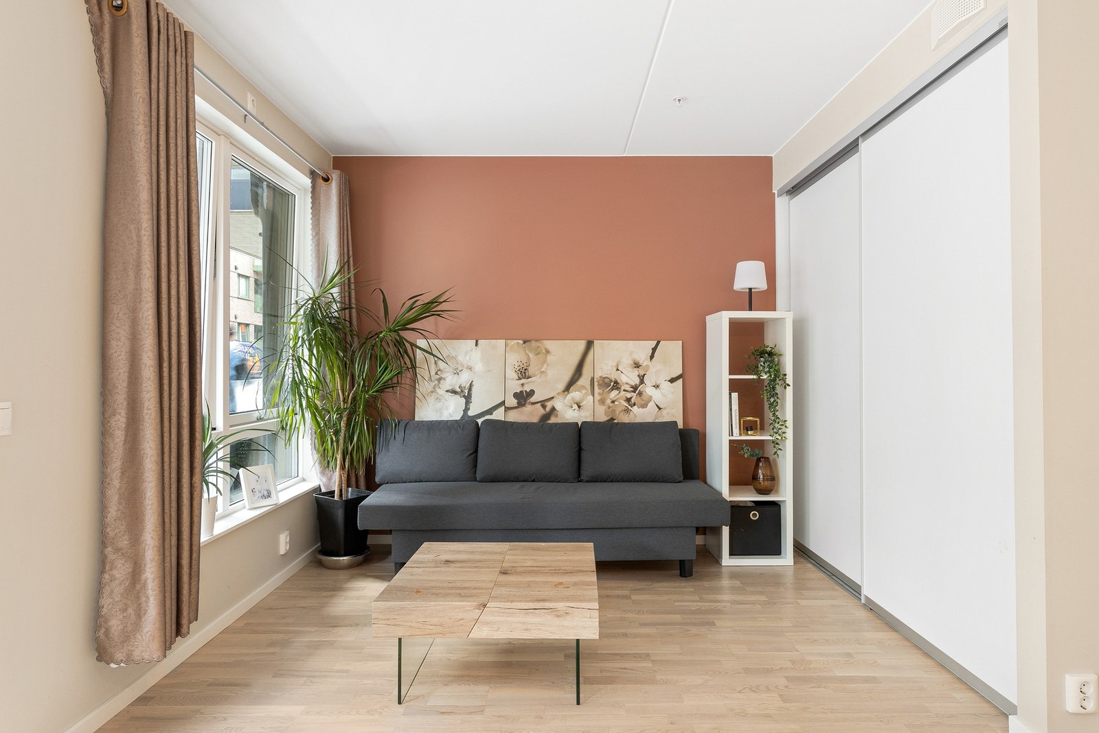 Luftig rom med naturlig lys og åpen atmosfære Galleribilde