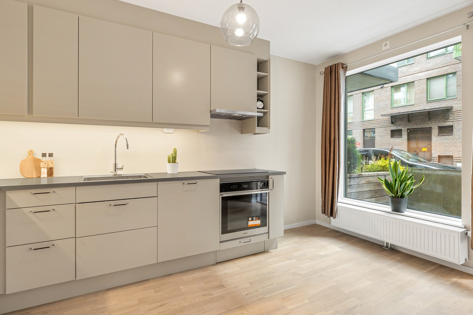 Integrerte hvitevarer og godt med skapplass Galleribilde