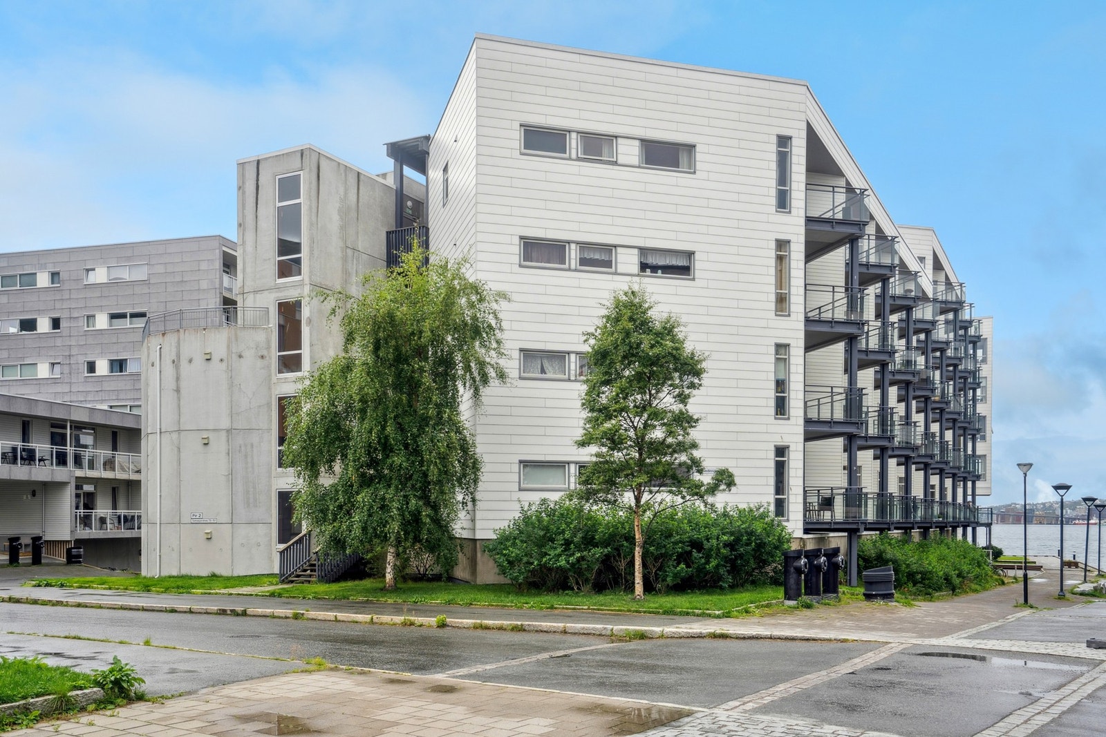 Her bor du fint til i et populært boområde, med kort vei til bla. dagligvare og offentlig transport. Ekspressbuss til UNN/UiT via tunellen Galleribilde