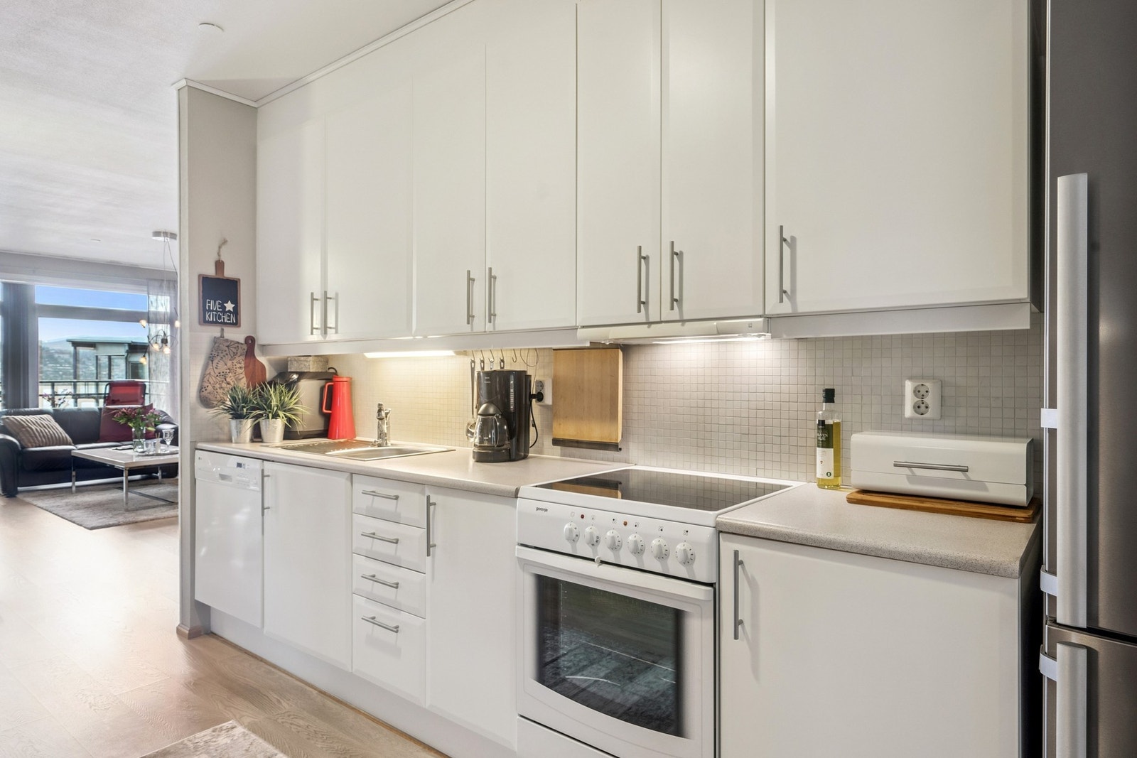 Kjøkken med god plass i skuffer og skap Galleribilde