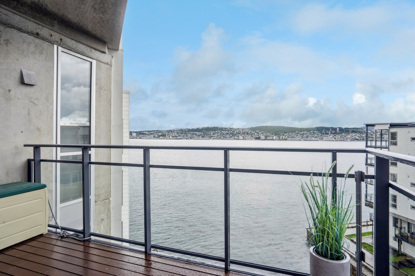 Veranda med utgang fra stue med sol fra tidlig ettermiddag til midnatt Galleribilde