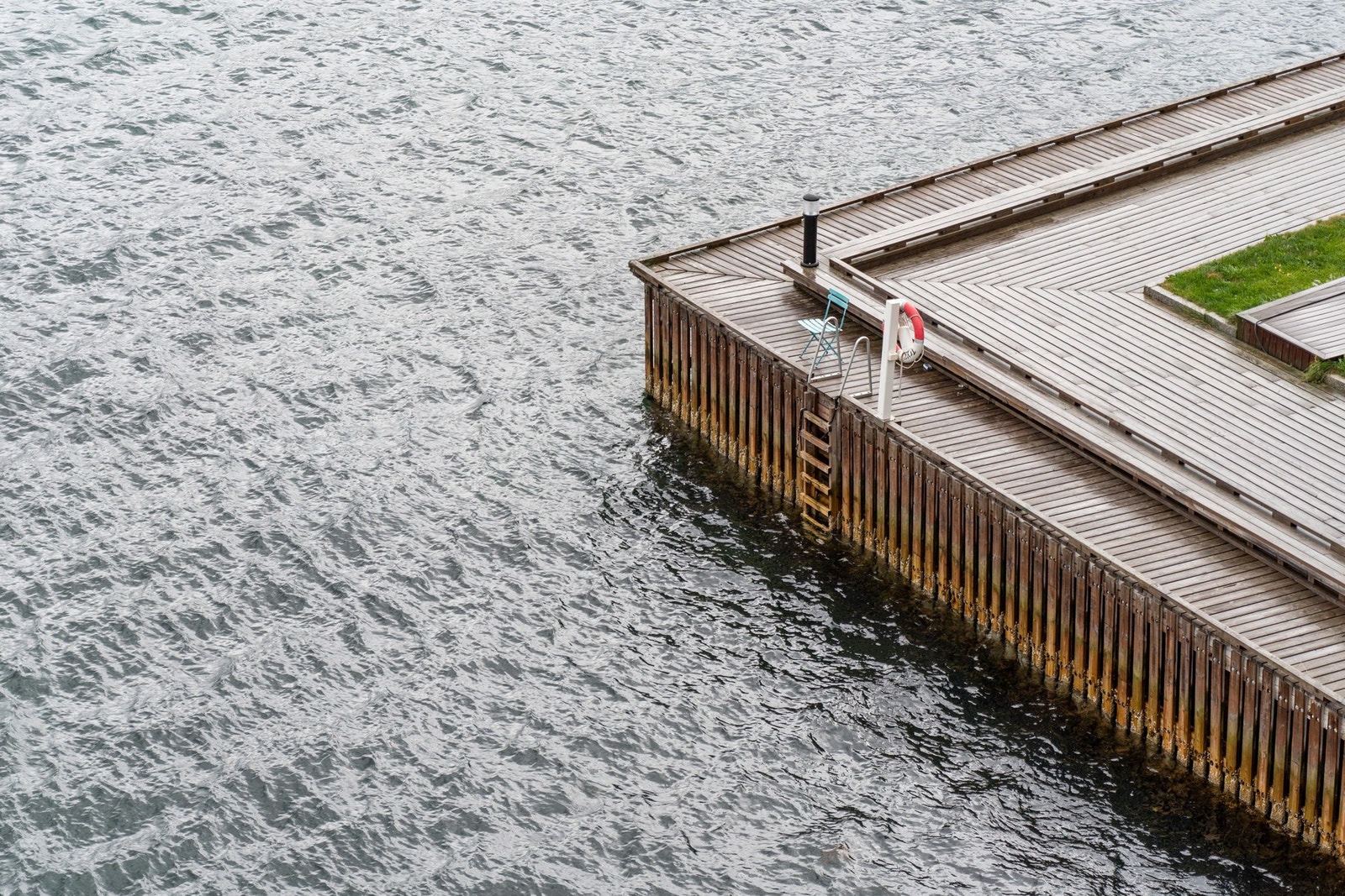 Her bor du i et nærmiljø med flotte fellesområder og umiddelbar tilgang til fjære og brygge. Galleribilde