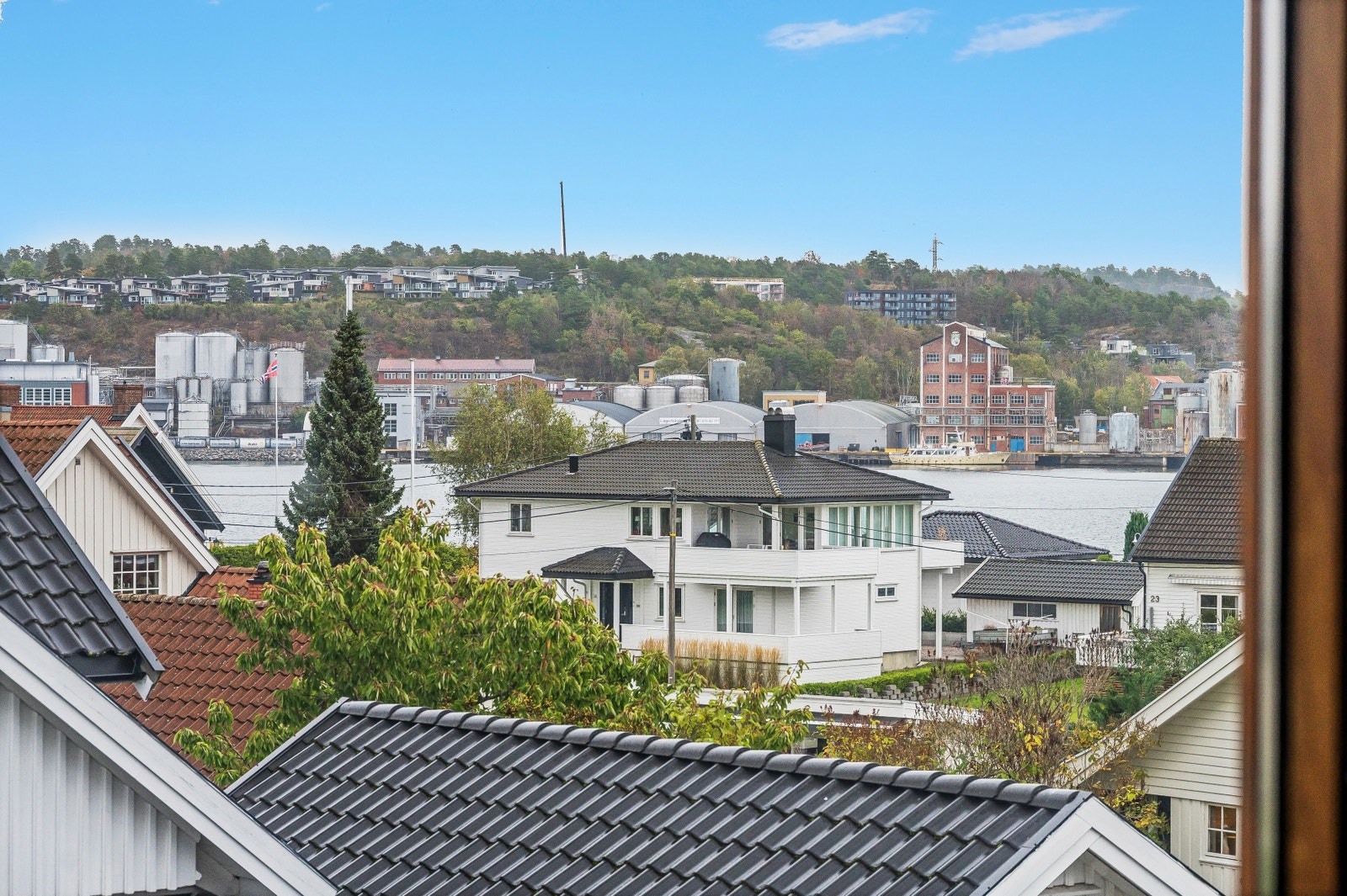 Blå utsikt fra kontorvinduene Galleribilde