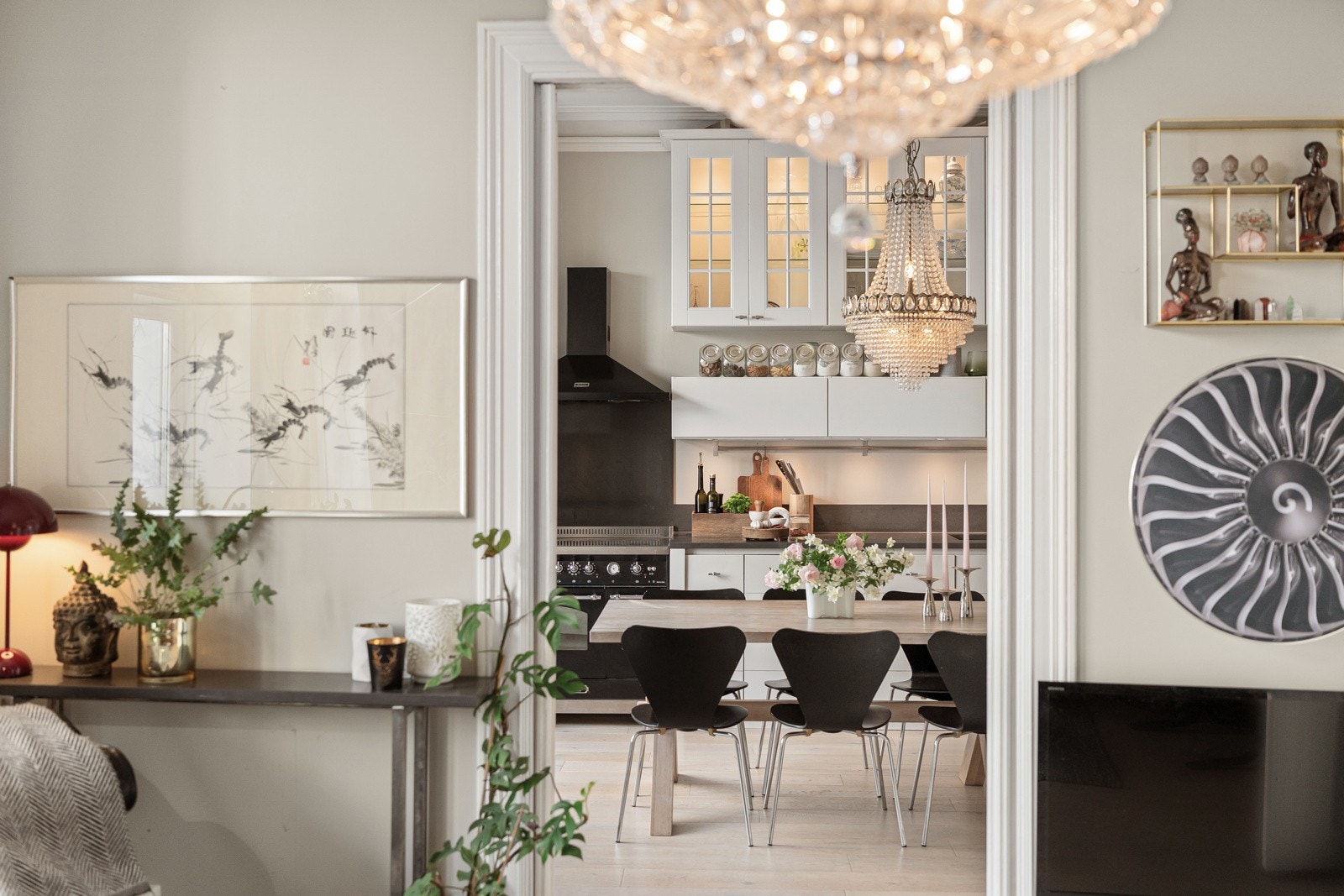 Tofløyet skyvedør kan skille av stue og spisekjøkken Galleribilde