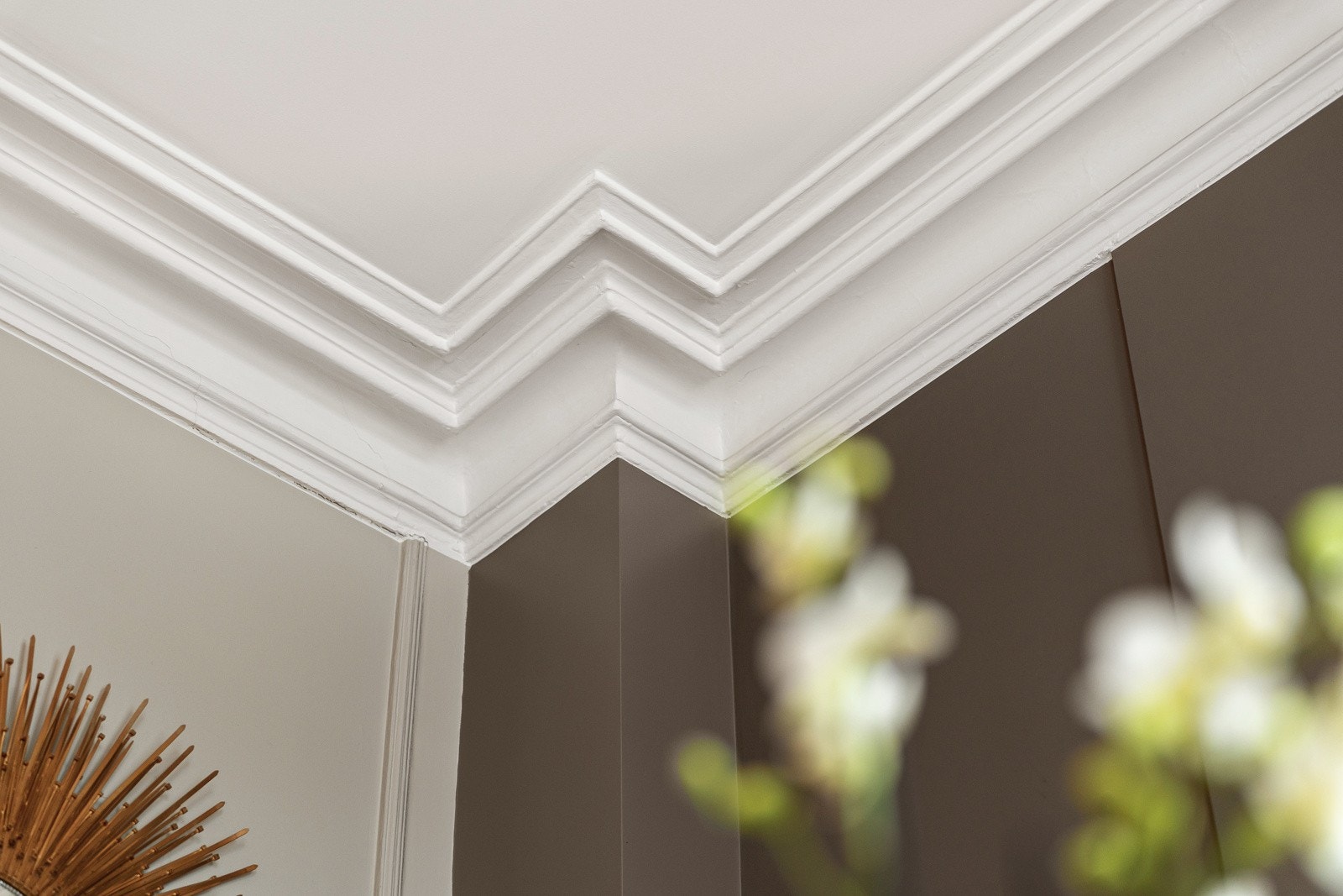 Flott stukkatur og rosetter i flere rom Galleribilde