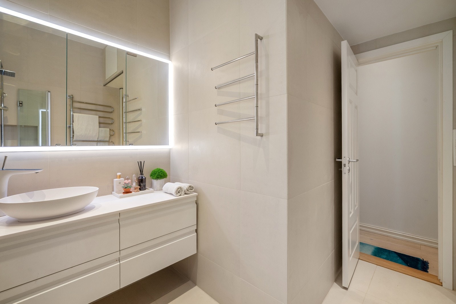 Det er vaskemaskin i eget rom i disponibel bod Galleribilde